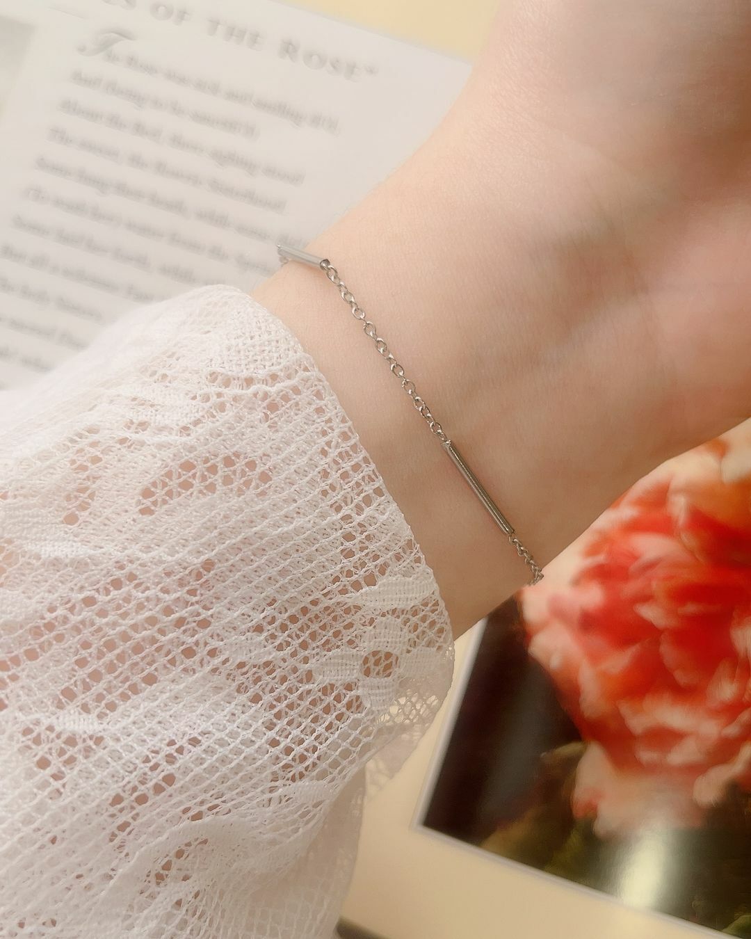 擁有氣質，是最吸引人的特質💓 很有氣質的人，總能在群體之中顯得特別亮眼脫俗✨ 讓人情不自禁的想看著他 甚至跟他說話的時候，也不自覺調整自己的言行也要有氣質 可能是有氣質的人，讓人覺得她特別不一樣 特別讓人喜愛、尊重、不可被隨意對待 氣質為美麗加的分，是最堅不可摧的💎  細鏈是氣質飾品的天花板🙌🏻 戴上這條手鍊，在冬衣的袖口露出 舉手投足顯得很高雅🪿  不管是通勤上班、上課 還是出遊約會、跑咖 都是把氣質分數點滿的一款漂亮單品🫧