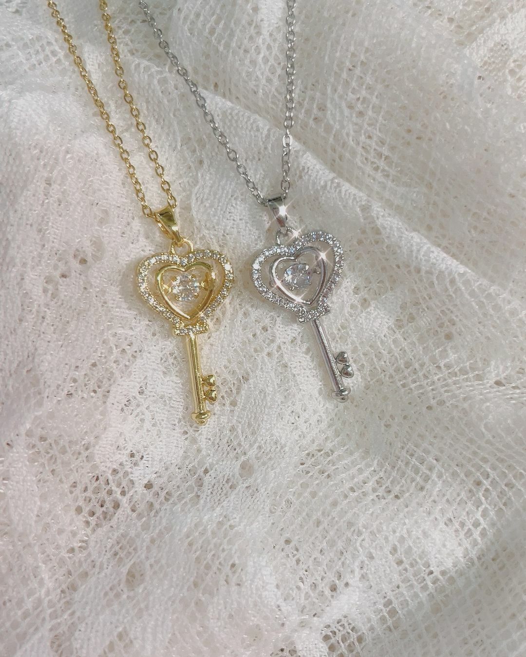 非常浪漫的心動鑰匙🗝️ 因為是你，才能打開我的心扉🧸❤️  雙層的愛心，外層是滿鑽的 是看著你時，彷彿滿目星辰🌟 最裡面靈動的鑽，是我為你心動的心 在夜空中，只為你閃爍✨  鑰匙上的鋸齒做成兩顆小愛心形狀💞 謝謝你用你的愛，打開了我的心 𝘠𝘰𝘶 𝘰𝘱𝘦𝘯 𝘶𝘱 𝘮𝘺 𝘩𝘦𝘢𝘳𝘵 💗 ̖-