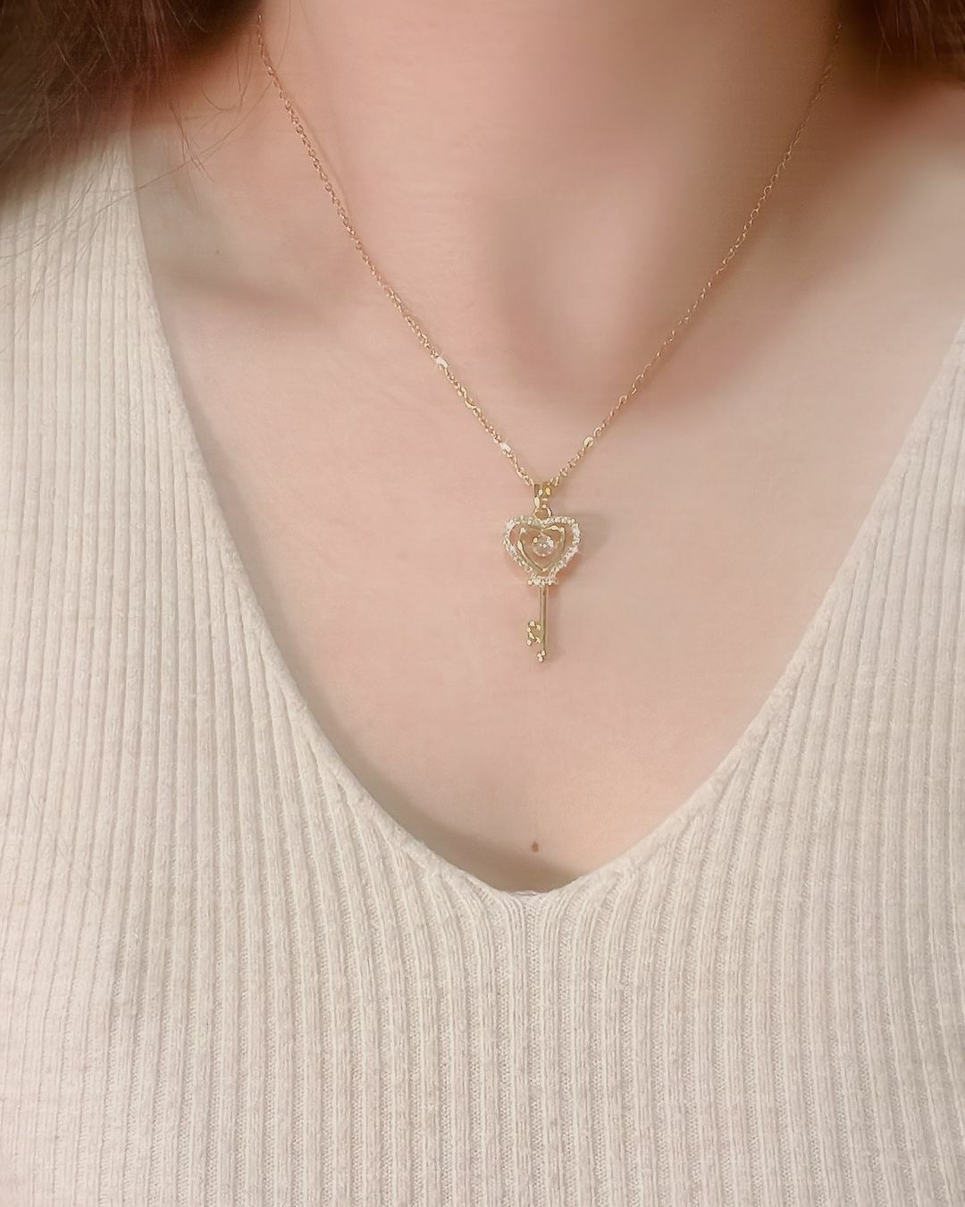 非常浪漫的心動鑰匙🗝️ 因為是你，才能打開我的心扉🧸❤️  雙層的愛心，外層是滿鑽的 是看著你時，彷彿滿目星辰🌟 最裡面靈動的鑽，是我為你心動的心 在夜空中，只為你閃爍✨  鑰匙上的鋸齒做成兩顆小愛心形狀💞 謝謝你用你的愛，打開了我的心 𝘠𝘰𝘶 𝘰𝘱𝘦𝘯 𝘶𝘱 𝘮𝘺 𝘩𝘦𝘢𝘳𝘵 💗 ̖-