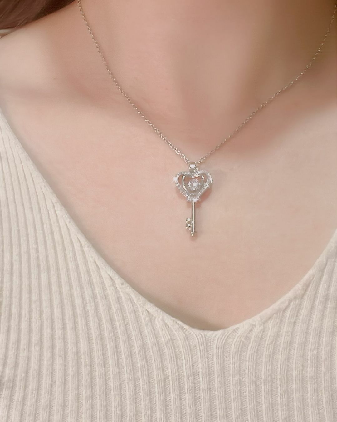 非常浪漫的心動鑰匙🗝️ 因為是你，才能打開我的心扉🧸❤️  雙層的愛心，外層是滿鑽的 是看著你時，彷彿滿目星辰🌟 最裡面靈動的鑽，是我為你心動的心 在夜空中，只為你閃爍✨  鑰匙上的鋸齒做成兩顆小愛心形狀💞 謝謝你用你的愛，打開了我的心 𝘠𝘰𝘶 𝘰𝘱𝘦𝘯 𝘶𝘱 𝘮𝘺 𝘩𝘦𝘢𝘳𝘵 💗 ̖-