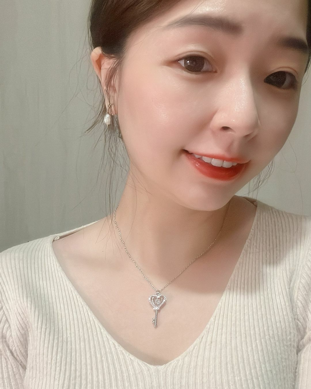 非常浪漫的心動鑰匙🗝️ 因為是你，才能打開我的心扉🧸❤️  雙層的愛心，外層是滿鑽的 是看著你時，彷彿滿目星辰🌟 最裡面靈動的鑽，是我為你心動的心 在夜空中，只為你閃爍✨  鑰匙上的鋸齒做成兩顆小愛心形狀💞 謝謝你用你的愛，打開了我的心 𝘠𝘰𝘶 𝘰𝘱𝘦𝘯 𝘶𝘱 𝘮𝘺 𝘩𝘦𝘢𝘳𝘵 💗 ̖-