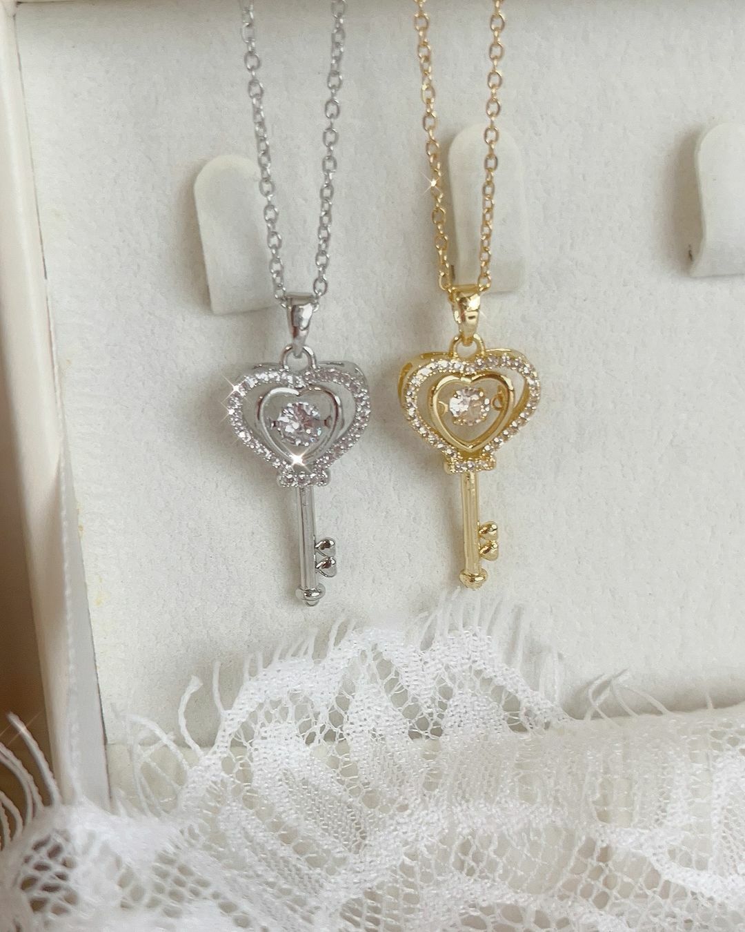 非常浪漫的心動鑰匙🗝️ 因為是你，才能打開我的心扉🧸❤️  雙層的愛心，外層是滿鑽的 是看著你時，彷彿滿目星辰🌟 最裡面靈動的鑽，是我為你心動的心 在夜空中，只為你閃爍✨  鑰匙上的鋸齒做成兩顆小愛心形狀💞 謝謝你用你的愛，打開了我的心 𝘠𝘰𝘶 𝘰𝘱𝘦𝘯 𝘶𝘱 𝘮𝘺 𝘩𝘦𝘢𝘳𝘵 💗 ̖-