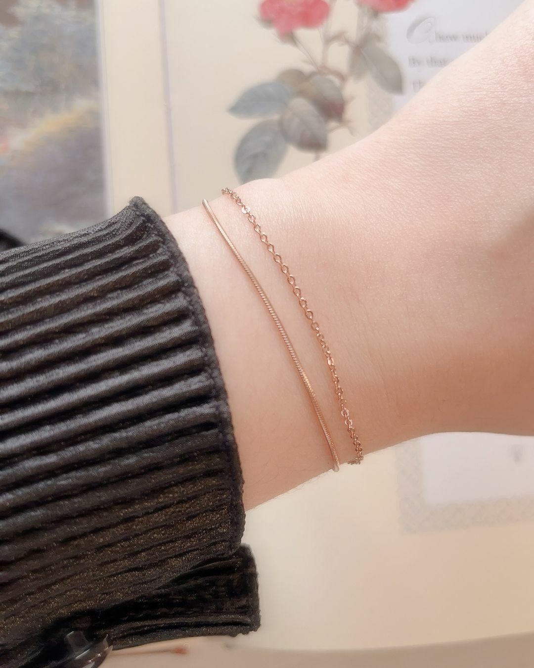 一條手鍊就可以有兩條的疊戴效果💞 一層是蛇骨鍊，一層是o字鍊 兩層都是氣質極細鏈，優雅精緻的氛圍🫧  氣質系的單品永遠不挑人跟場合 上班上課，還是約會出遊都好加分✨  難得的玫瑰金色，可以讓氣色很好😳 一直戴到過年都可以很幸運的感覺唷🦋