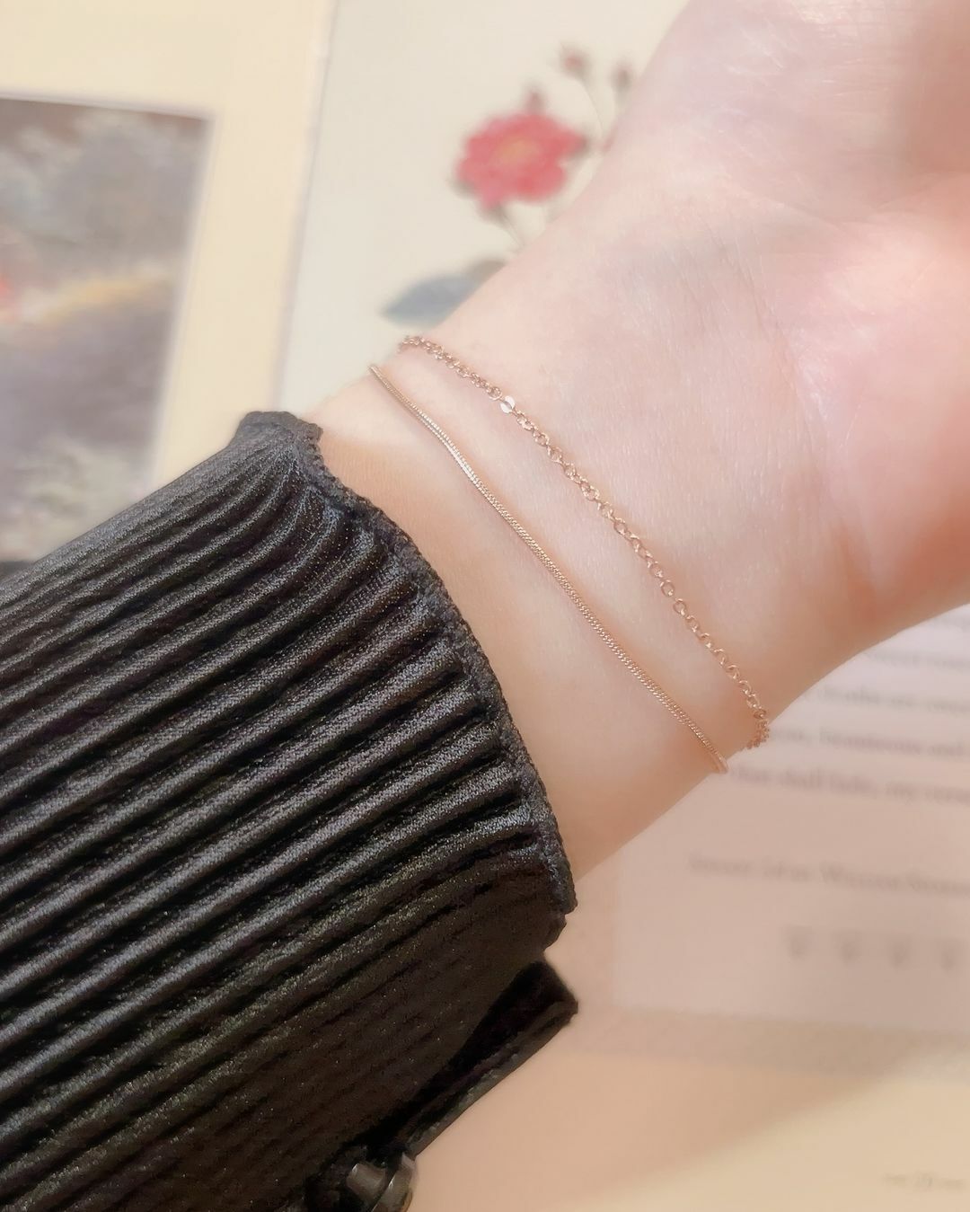 一條手鍊就可以有兩條的疊戴效果💞 一層是蛇骨鍊，一層是o字鍊 兩層都是氣質極細鏈，優雅精緻的氛圍🫧  氣質系的單品永遠不挑人跟場合 上班上課，還是約會出遊都好加分✨  難得的玫瑰金色，可以讓氣色很好😳 一直戴到過年都可以很幸運的感覺唷🦋