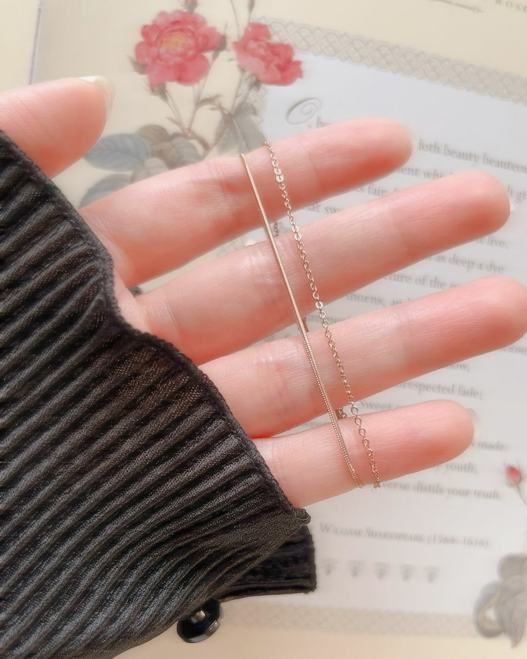 一條手鍊就可以有兩條的疊戴效果💞 一層是蛇骨鍊，一層是o字鍊 兩層都是氣質極細鏈，優雅精緻的氛圍🫧  氣質系的單品永遠不挑人跟場合 上班上課，還是約會出遊都好加分✨  難得的玫瑰金色，可以讓氣色很好😳 一直戴到過年都可以很幸運的感覺唷🦋