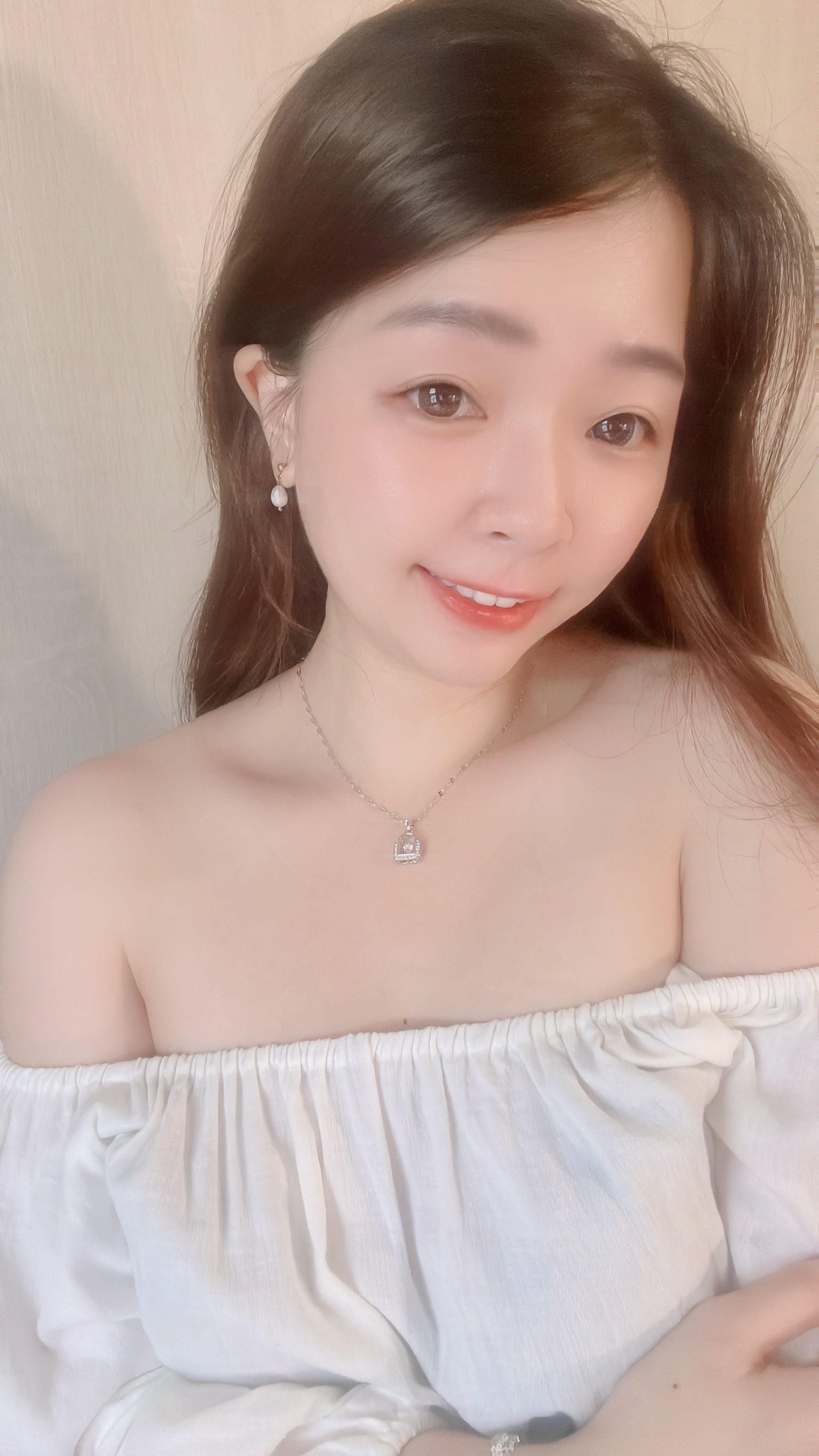 今年秋冬季最美貌的項鍊🔒✨ 成熟優雅的法式風格 配戴起來非常美麗 就是想像中的樣子! 很少有這樣的款式 非常喜歡💓 每次配戴這條出門 必定有路人來詢問 漂亮的你怎麼可以錯過🤍 送給情人或送給自己 都是最棒的禮物🙌🏻