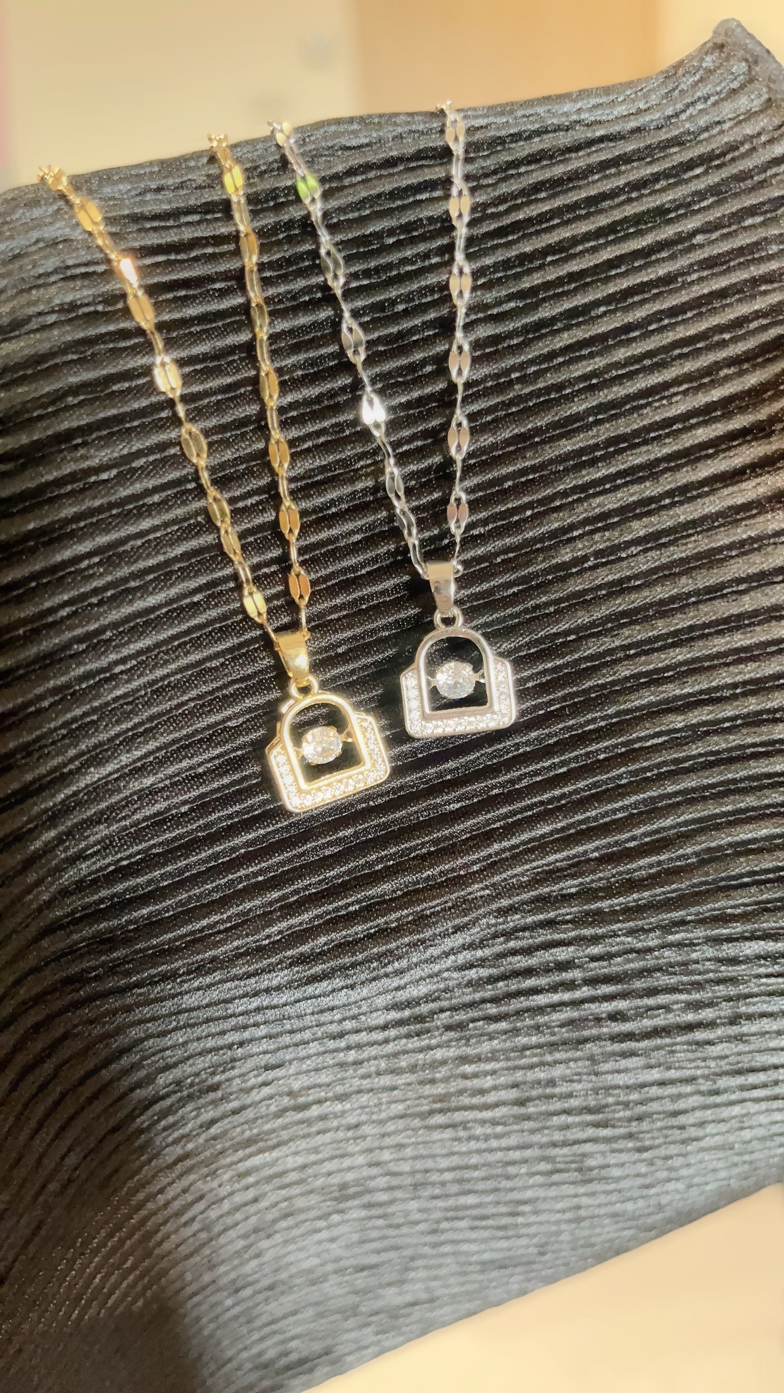 今年秋冬季最美貌的項鍊🔒✨ 成熟優雅的法式風格 配戴起來非常美麗 就是想像中的樣子! 很少有這樣的款式 非常喜歡💓 每次配戴這條出門 必定有路人來詢問 漂亮的你怎麼可以錯過🤍 送給情人或送給自己 都是最棒的禮物🙌🏻