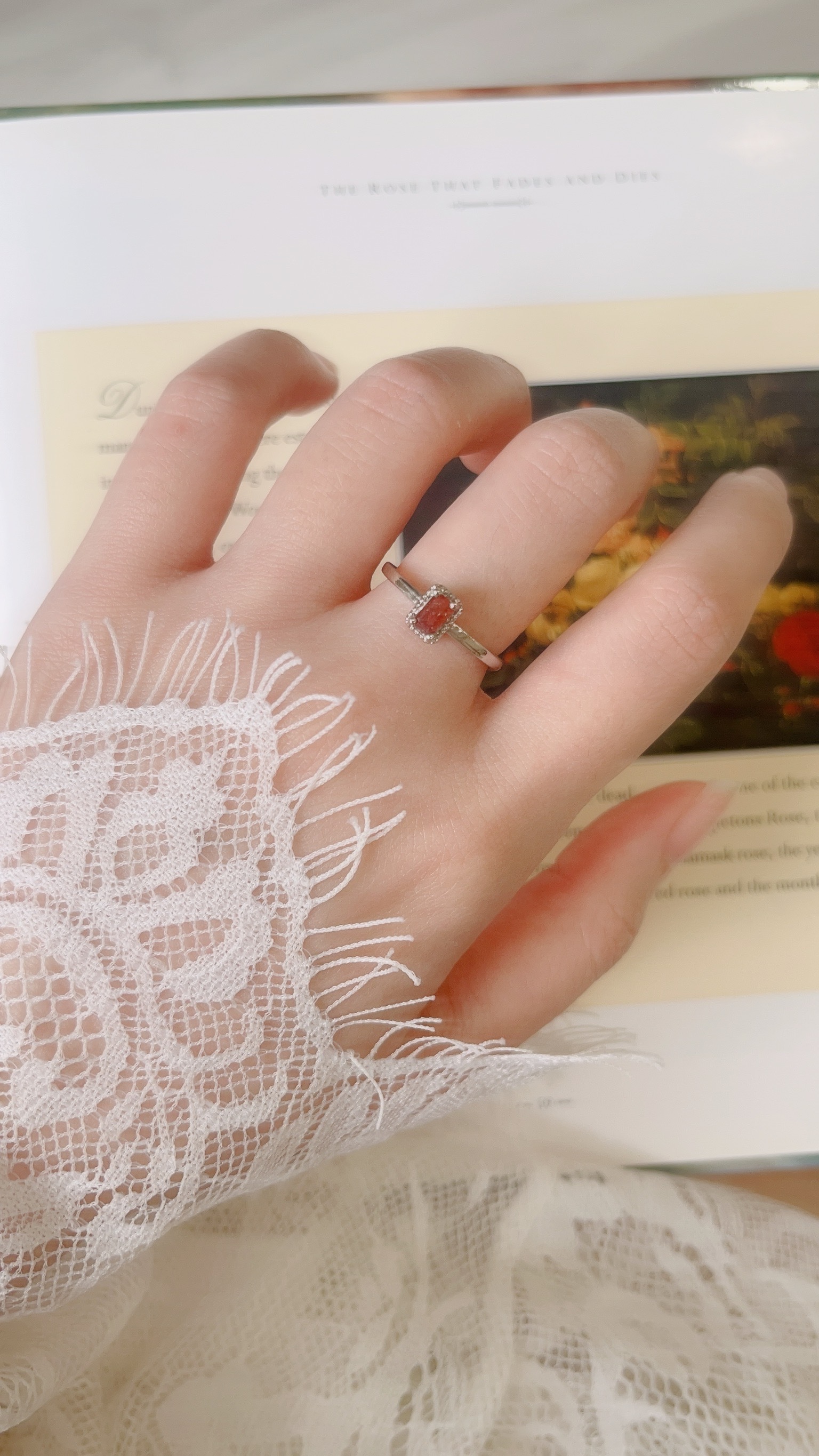 紅石榴石做成簡約的小長方型 很成熟有個性 也有點辣的感覺❤️  在手上有紅色寶石的點綴 很顯白又很顯氣色💕 是一款日常都可以天天戴的款式唷~🙌🏻  小小提醒~ 以下功效來自網路資料, 還是要自己努力 不要迷信唷♡  ♡石榴石屬於火焰色寶石類屬，會帶給人熱情、開朗的能量，能夠讓人的性格變得更加討人喜愛🌼 並且消除人與人之間的冷漠，讓彼此間的相處更容易  ♡在心理層面上，它不僅能增加人的自信心 還可以幫助我們對抗心理的壓力及憂鬱，讓生活過得更快樂！  ♡此外，石榴石可以強化安全感，減少焦慮 幫助人們擺脫過去創傷，消除內心的煩惱👼🏻  ♡紅石榴石是一種愛情之石，可以促進愛情運勢，找到合適的伴侶。 也被認為可以幫助配戴者增強魅力，吸引異性，招來正桃花🌷