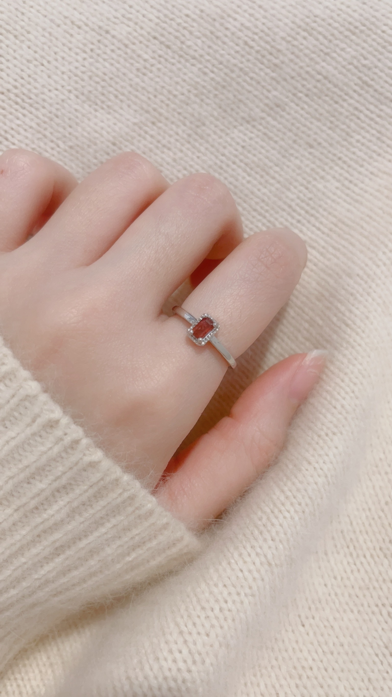 紅石榴石做成簡約的小長方型 很成熟有個性 也有點辣的感覺❤️  在手上有紅色寶石的點綴 很顯白又很顯氣色💕 是一款日常都可以天天戴的款式唷~🙌🏻  小小提醒~ 以下功效來自網路資料, 還是要自己努力 不要迷信唷♡  ♡石榴石屬於火焰色寶石類屬，會帶給人熱情、開朗的能量，能夠讓人的性格變得更加討人喜愛🌼 並且消除人與人之間的冷漠，讓彼此間的相處更容易  ♡在心理層面上，它不僅能增加人的自信心 還可以幫助我們對抗心理的壓力及憂鬱，讓生活過得更快樂！  ♡此外，石榴石可以強化安全感，減少焦慮 幫助人們擺脫過去創傷，消除內心的煩惱👼🏻  ♡紅石榴石是一種愛情之石，可以促進愛情運勢，找到合適的伴侶。 也被認為可以幫助配戴者增強魅力，吸引異性，招來正桃花🌷