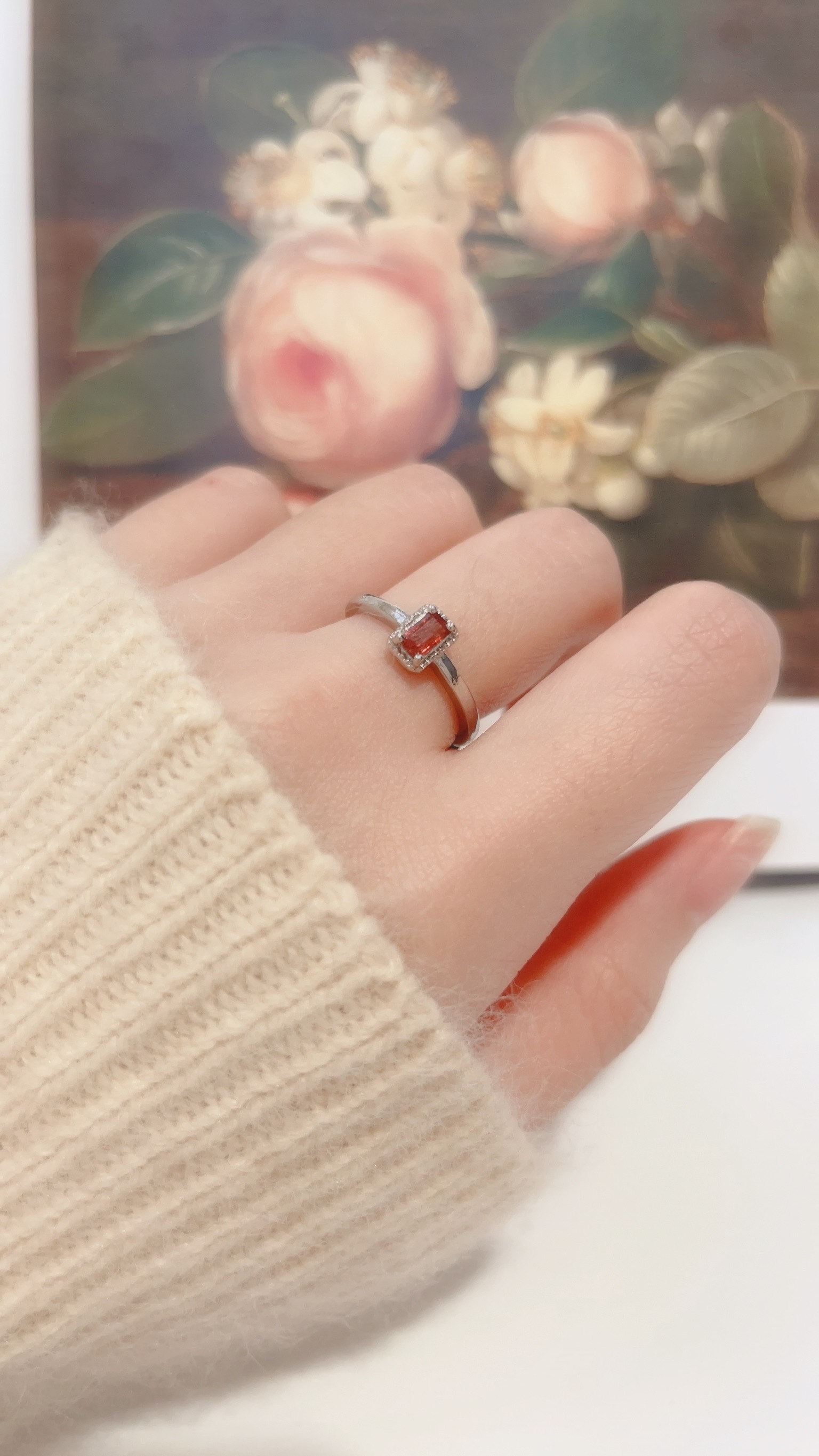 紅石榴石做成簡約的小長方型 很成熟有個性 也有點辣的感覺❤️  在手上有紅色寶石的點綴 很顯白又很顯氣色💕 是一款日常都可以天天戴的款式唷~🙌🏻  小小提醒~ 以下功效來自網路資料, 還是要自己努力 不要迷信唷♡  ♡石榴石屬於火焰色寶石類屬，會帶給人熱情、開朗的能量，能夠讓人的性格變得更加討人喜愛🌼 並且消除人與人之間的冷漠，讓彼此間的相處更容易  ♡在心理層面上，它不僅能增加人的自信心 還可以幫助我們對抗心理的壓力及憂鬱，讓生活過得更快樂！  ♡此外，石榴石可以強化安全感，減少焦慮 幫助人們擺脫過去創傷，消除內心的煩惱👼🏻  ♡紅石榴石是一種愛情之石，可以促進愛情運勢，找到合適的伴侶。 也被認為可以幫助配戴者增強魅力，吸引異性，招來正桃花🌷