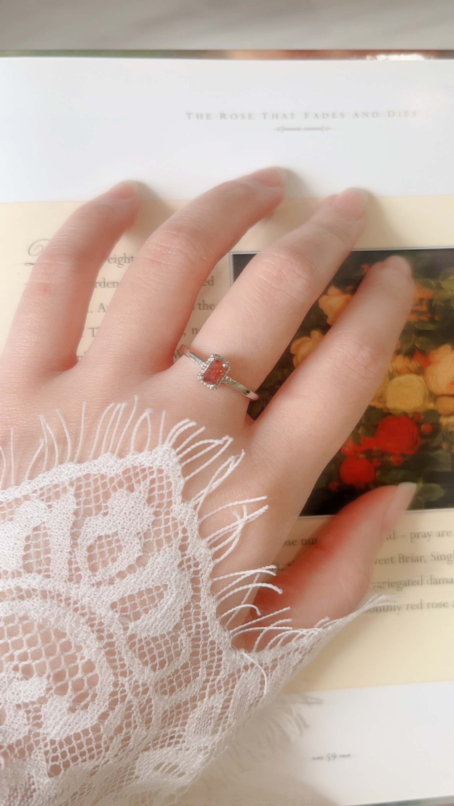 紅石榴石做成簡約的小長方型 很成熟有個性 也有點辣的感覺❤️  在手上有紅色寶石的點綴 很顯白又很顯氣色💕 是一款日常都可以天天戴的款式唷~🙌🏻  小小提醒~ 以下功效來自網路資料, 還是要自己努力 不要迷信唷♡  ♡石榴石屬於火焰色寶石類屬，會帶給人熱情、開朗的能量，能夠讓人的性格變得更加討人喜愛🌼 並且消除人與人之間的冷漠，讓彼此間的相處更容易  ♡在心理層面上，它不僅能增加人的自信心 還可以幫助我們對抗心理的壓力及憂鬱，讓生活過得更快樂！  ♡此外，石榴石可以強化安全感，減少焦慮 幫助人們擺脫過去創傷，消除內心的煩惱👼🏻  ♡紅石榴石是一種愛情之石，可以促進愛情運勢，找到合適的伴侶。 也被認為可以幫助配戴者增強魅力，吸引異性，招來正桃花🌷