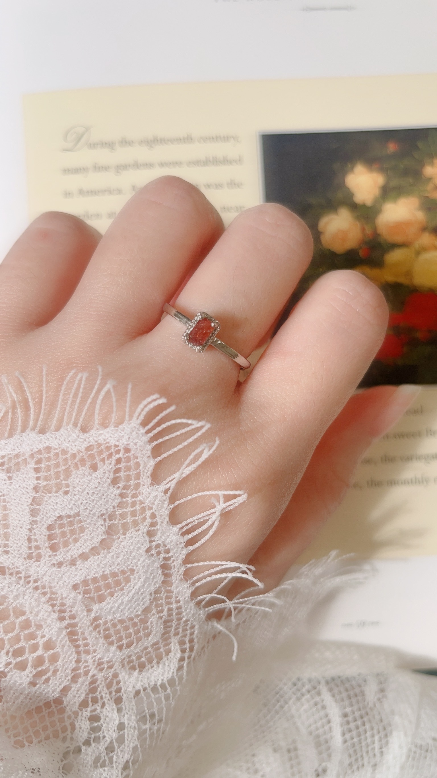 紅石榴石做成簡約的小長方型 很成熟有個性 也有點辣的感覺❤️  在手上有紅色寶石的點綴 很顯白又很顯氣色💕 是一款日常都可以天天戴的款式唷~🙌🏻  小小提醒~ 以下功效來自網路資料, 還是要自己努力 不要迷信唷♡  ♡石榴石屬於火焰色寶石類屬，會帶給人熱情、開朗的能量，能夠讓人的性格變得更加討人喜愛🌼 並且消除人與人之間的冷漠，讓彼此間的相處更容易  ♡在心理層面上，它不僅能增加人的自信心 還可以幫助我們對抗心理的壓力及憂鬱，讓生活過得更快樂！  ♡此外，石榴石可以強化安全感，減少焦慮 幫助人們擺脫過去創傷，消除內心的煩惱👼🏻  ♡紅石榴石是一種愛情之石，可以促進愛情運勢，找到合適的伴侶。 也被認為可以幫助配戴者增強魅力，吸引異性，招來正桃花🌷