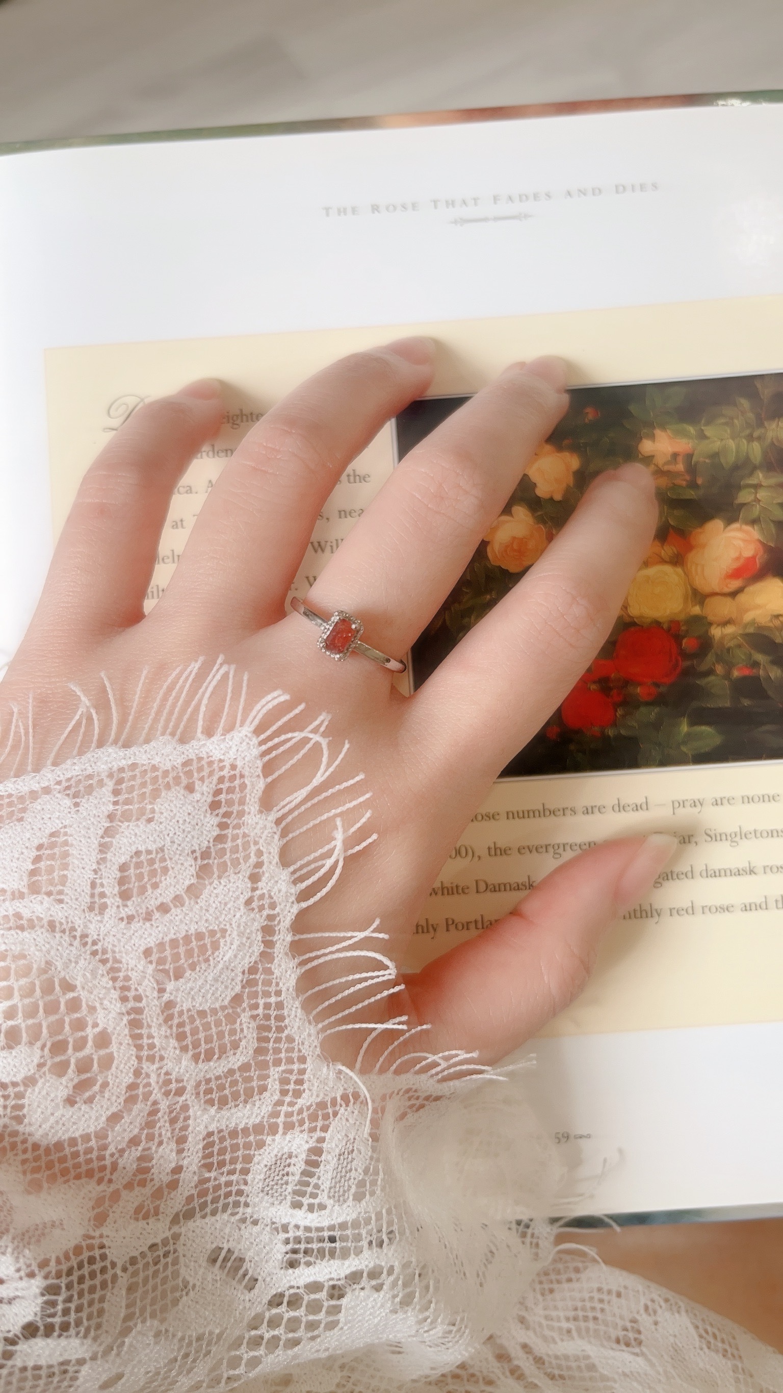 紅石榴石做成簡約的小長方型 很成熟有個性 也有點辣的感覺❤️  在手上有紅色寶石的點綴 很顯白又很顯氣色💕 是一款日常都可以天天戴的款式唷~🙌🏻  小小提醒~ 以下功效來自網路資料, 還是要自己努力 不要迷信唷♡  ♡石榴石屬於火焰色寶石類屬，會帶給人熱情、開朗的能量，能夠讓人的性格變得更加討人喜愛🌼 並且消除人與人之間的冷漠，讓彼此間的相處更容易  ♡在心理層面上，它不僅能增加人的自信心 還可以幫助我們對抗心理的壓力及憂鬱，讓生活過得更快樂！  ♡此外，石榴石可以強化安全感，減少焦慮 幫助人們擺脫過去創傷，消除內心的煩惱👼🏻  ♡紅石榴石是一種愛情之石，可以促進愛情運勢，找到合適的伴侶。 也被認為可以幫助配戴者增強魅力，吸引異性，招來正桃花🌷