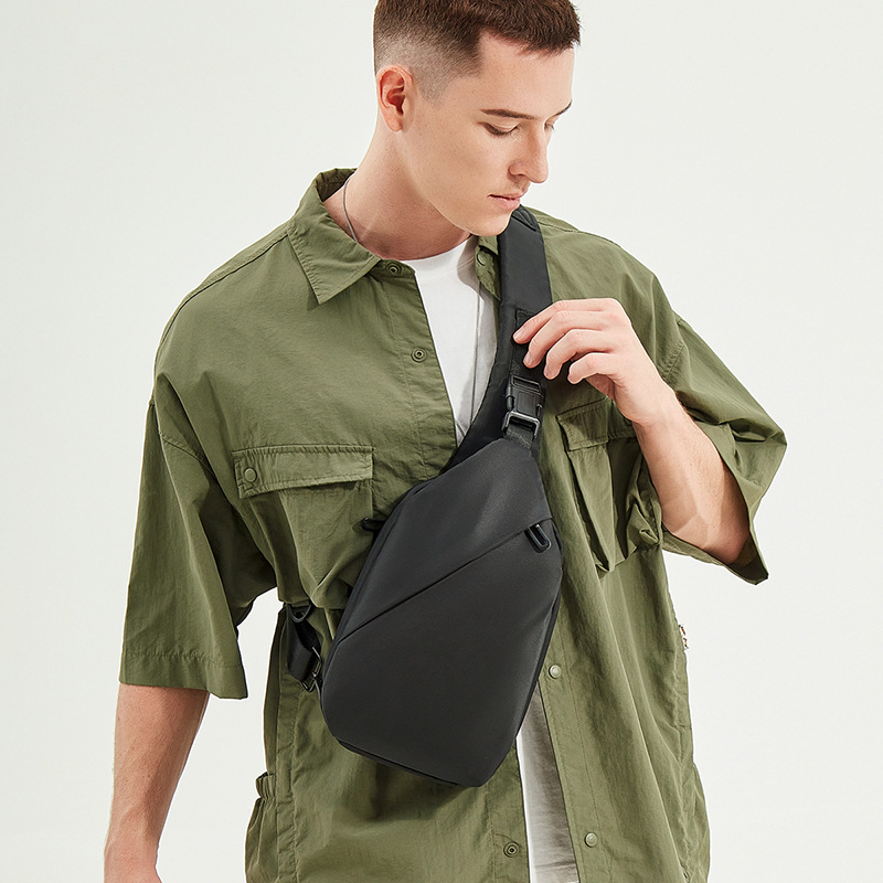 Piccoloo│單肩斜拉鍊胸包