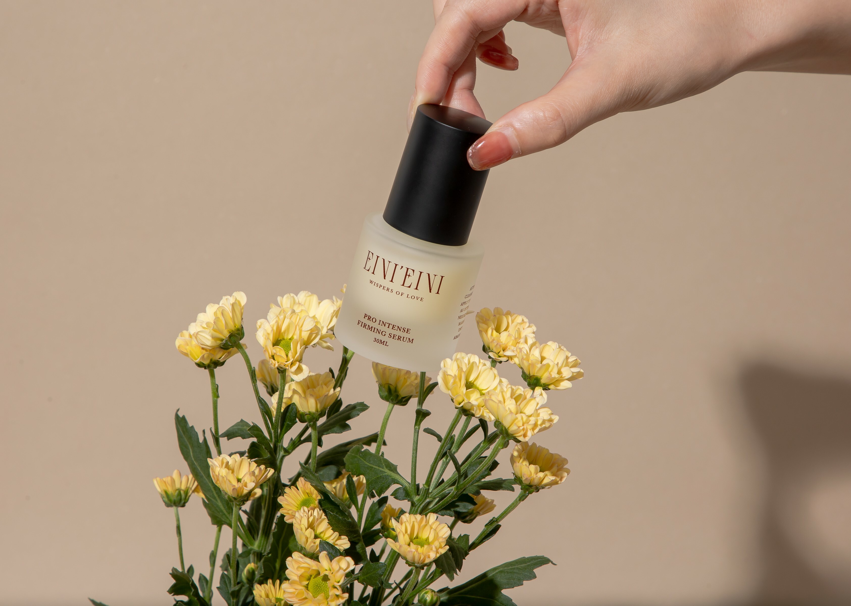 這是一款無負擔的抗老保濕精華液,沒有油膩感 小分子、高滲透、一抹好吸收 高機能保濕、增強皮膚彈性、補水又抗老 含法國白松露萃取、天然印度金鈕釦 抗老胜肽、神經醯胺、非洲生命樹萃取等緊緻微笑線配方