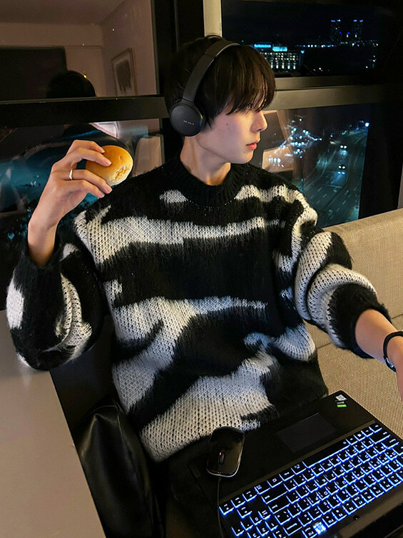 斑馬紋馬海毛圓領針織衫