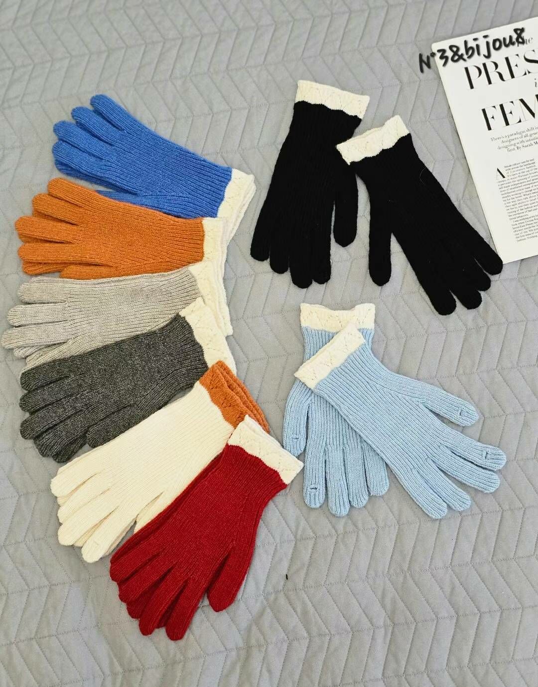 BN3211 白色邊直紋針織手套