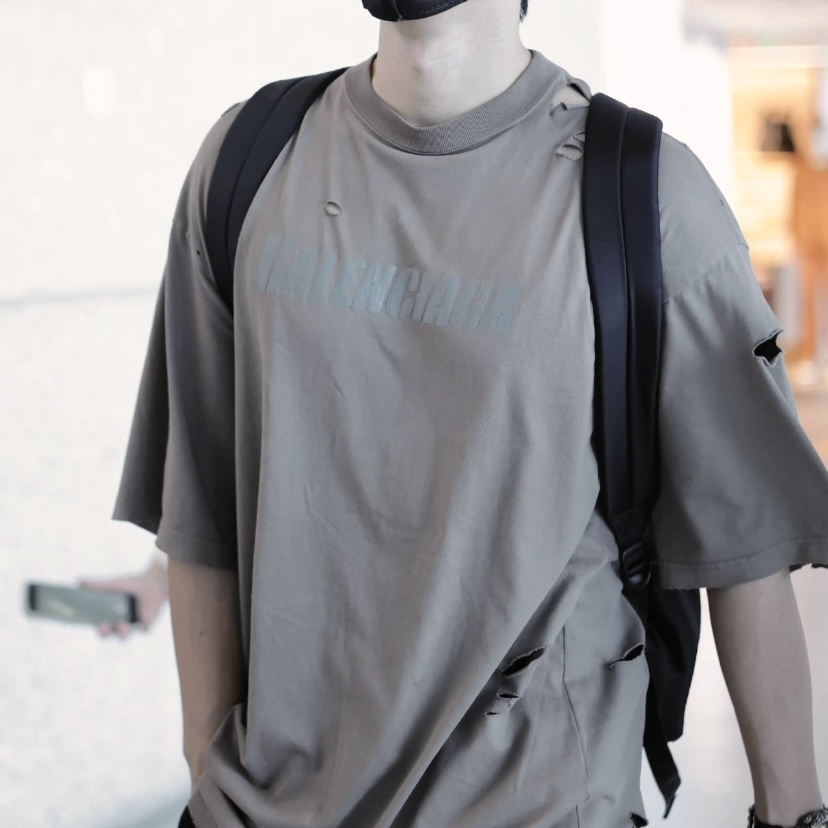 BALENCIAGA 米色寬鬆版型破洞T恤