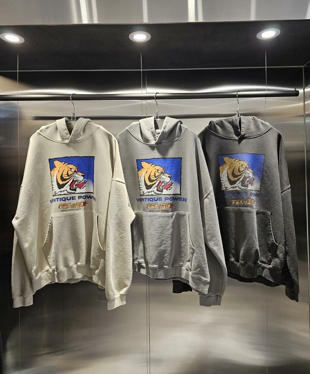 洗水英文字圖案連帽衛衣 VENTIQUE-019T