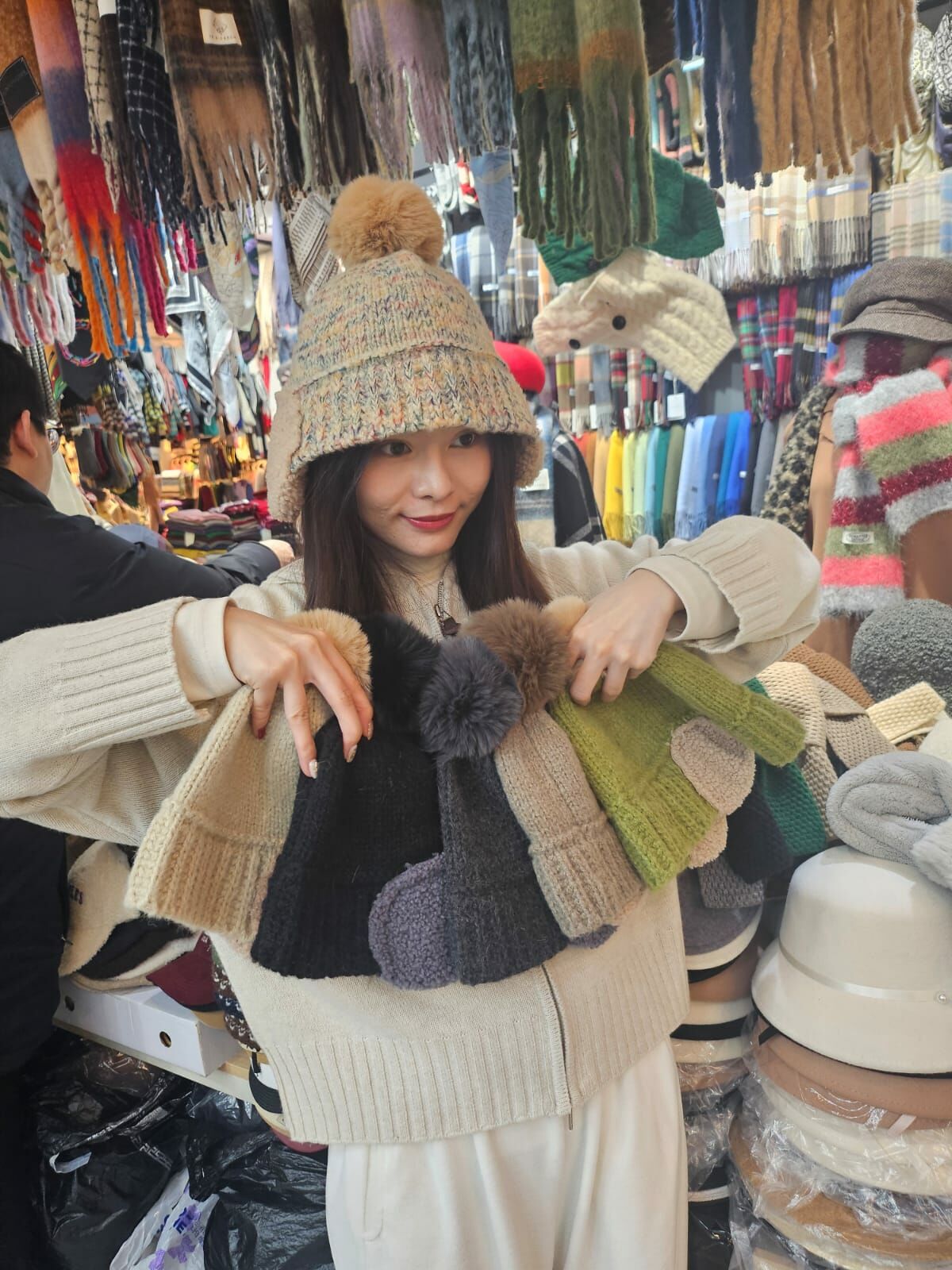 BN3288 毛毛球連耳罩漁夫帽