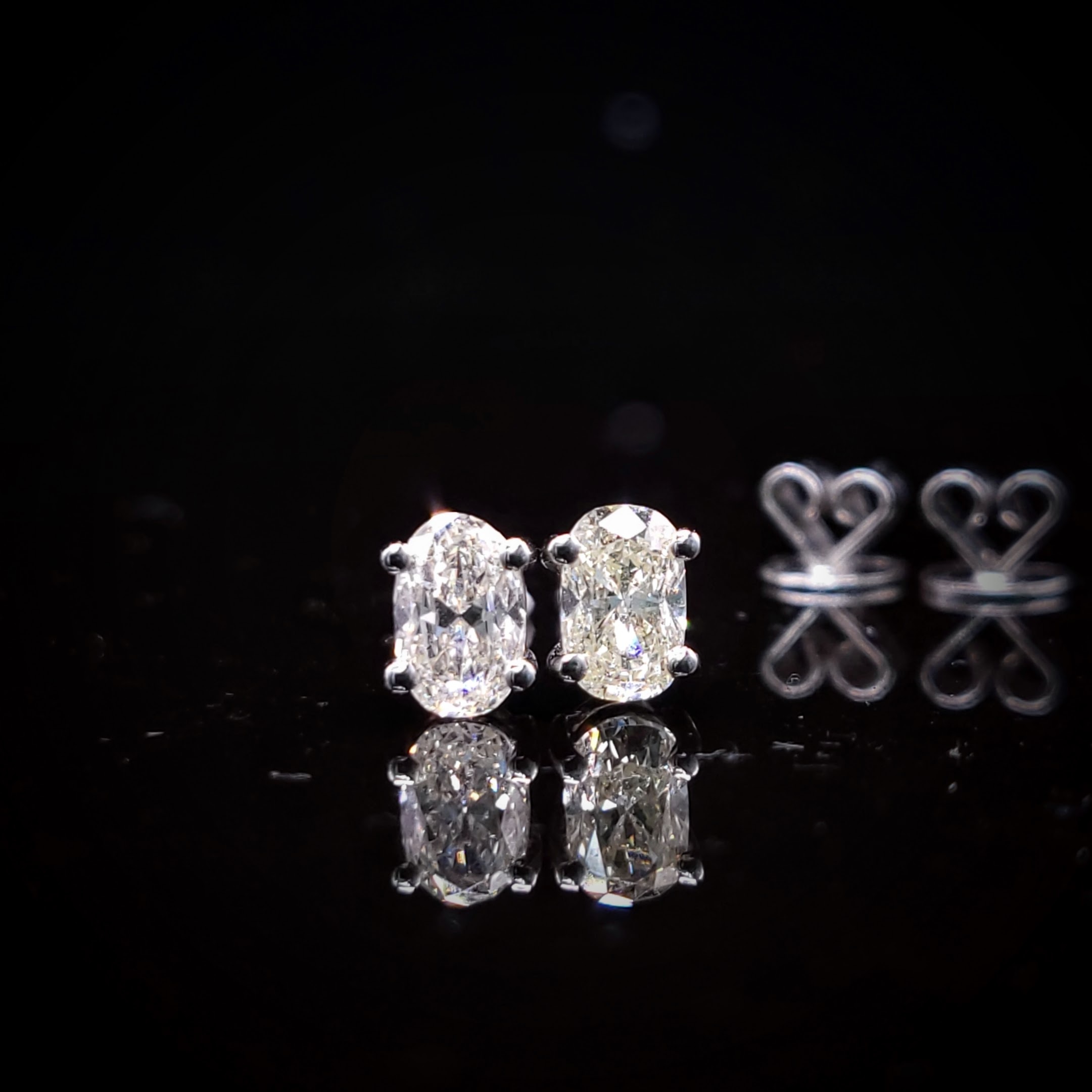 全新18K白金【主石97份蛋形鑽石】耳環