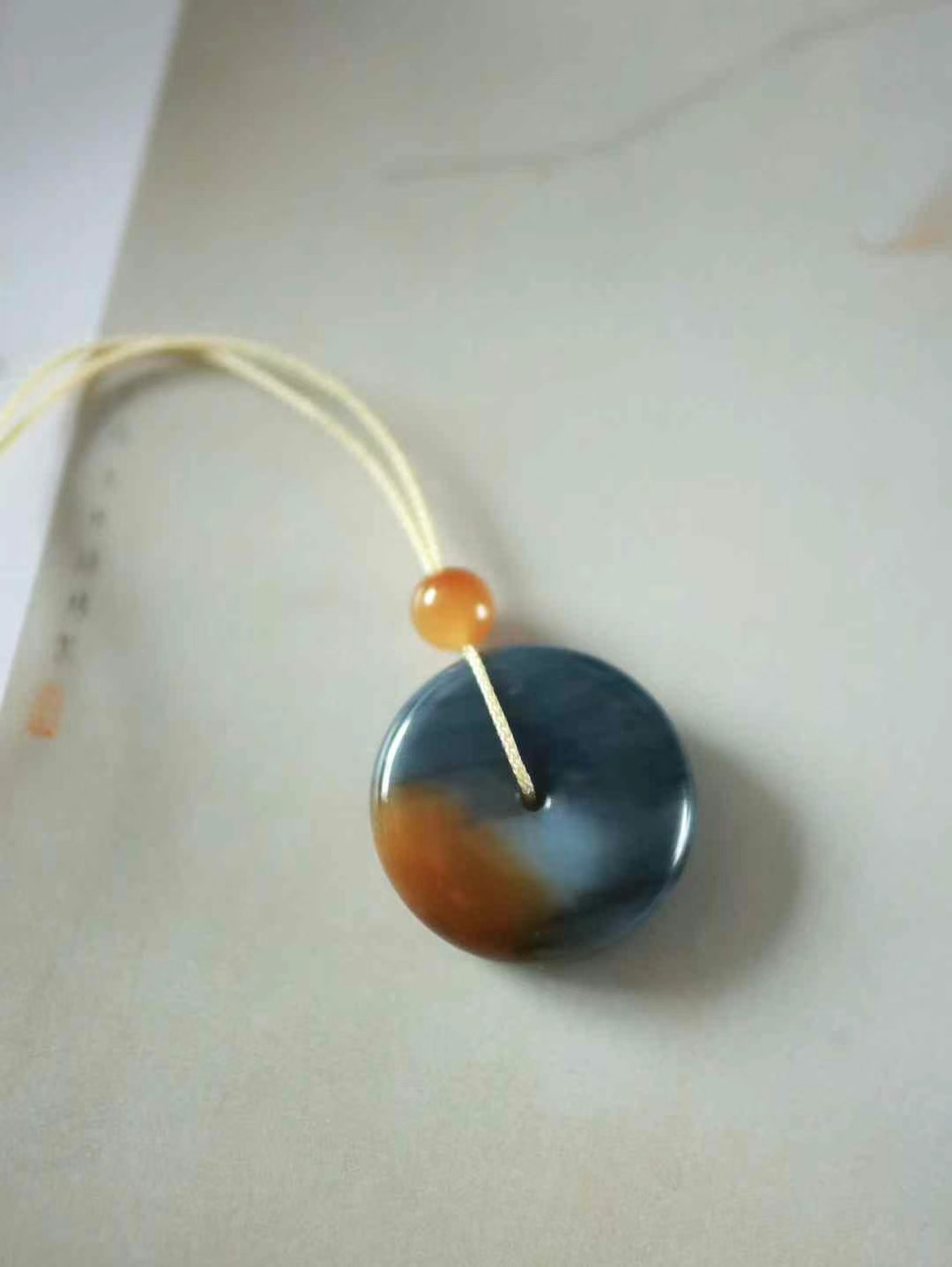 1117743 和田玉且末樓蘭三色大平安扣 (29.2mm直徑)