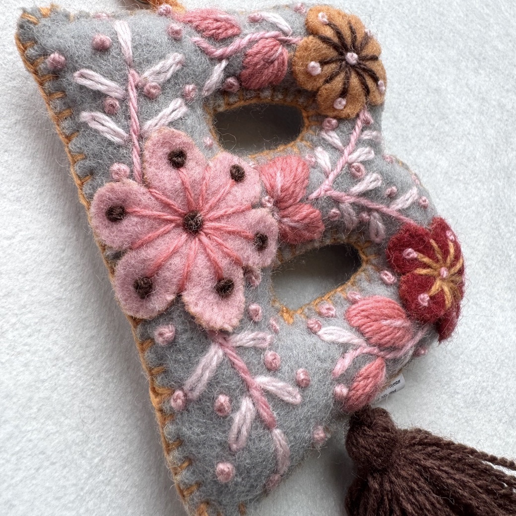 B | 字母吊飾 (流蘇款)