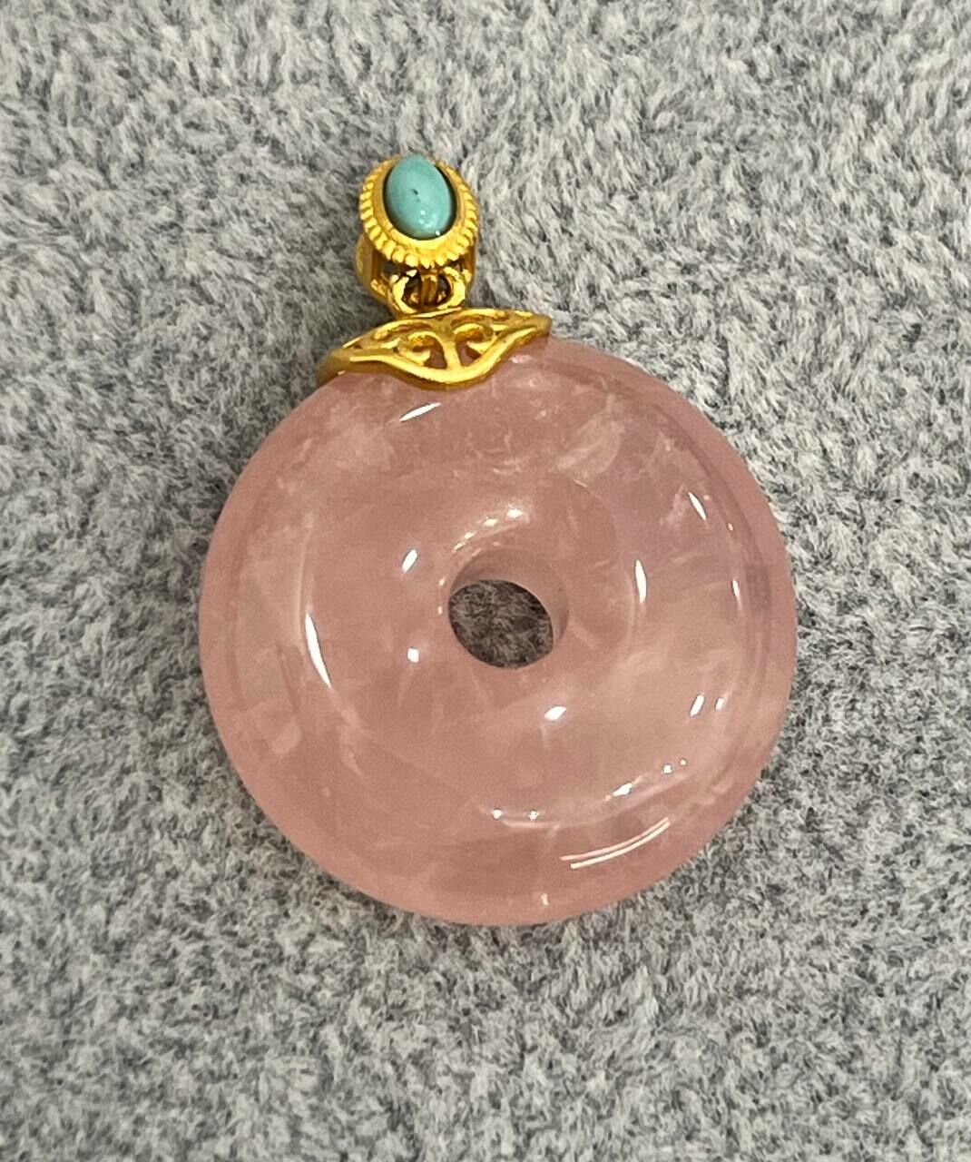 [S] GEMZ & CO MXJ MADAGASCAR ROSE QUARTZ PING AN KOU PENDANT WITH GOLD ACC, Y299 (Y299)