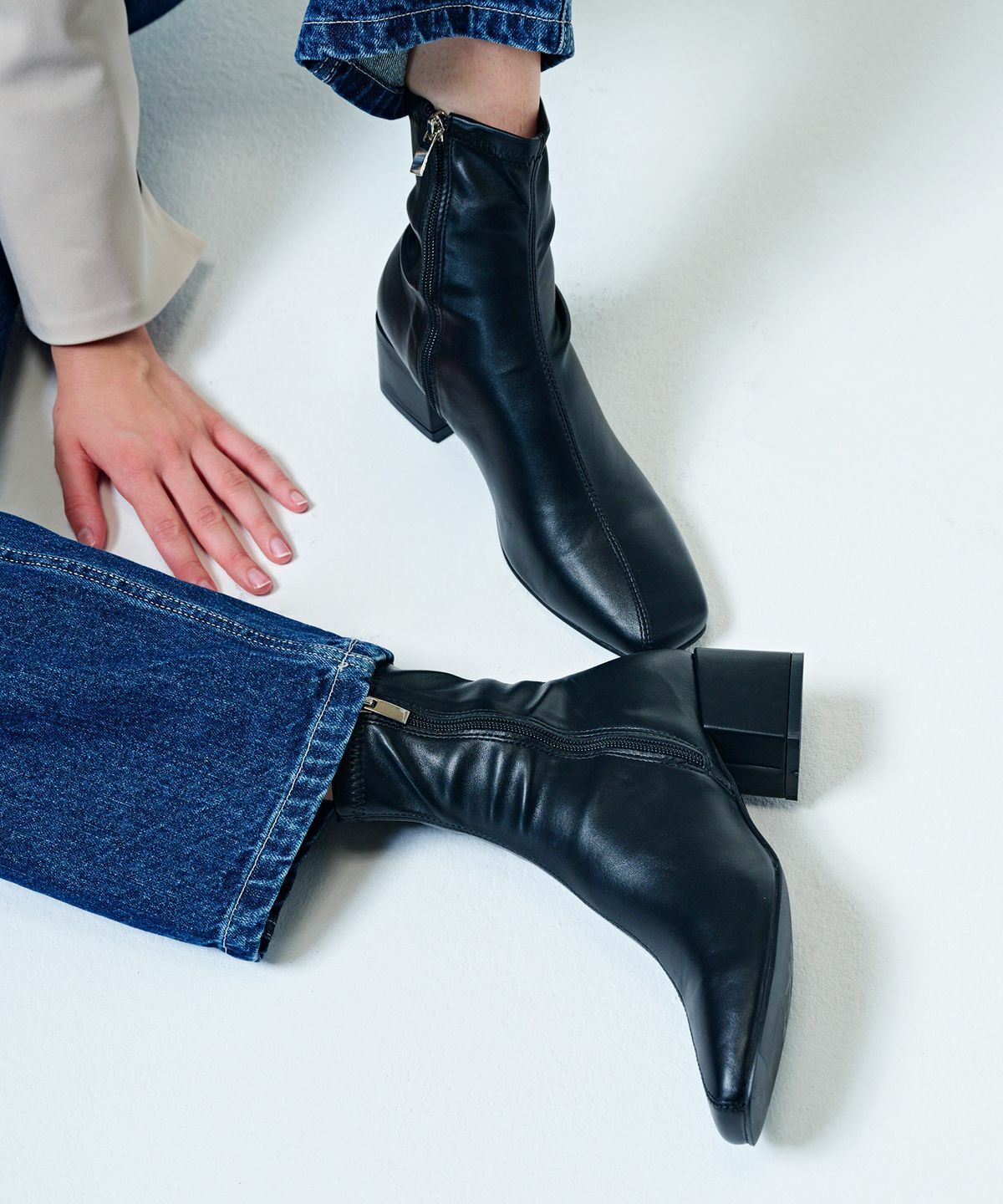 SALT AND CHOCOLATE Square Toe Curved Line Span Ankle Boots