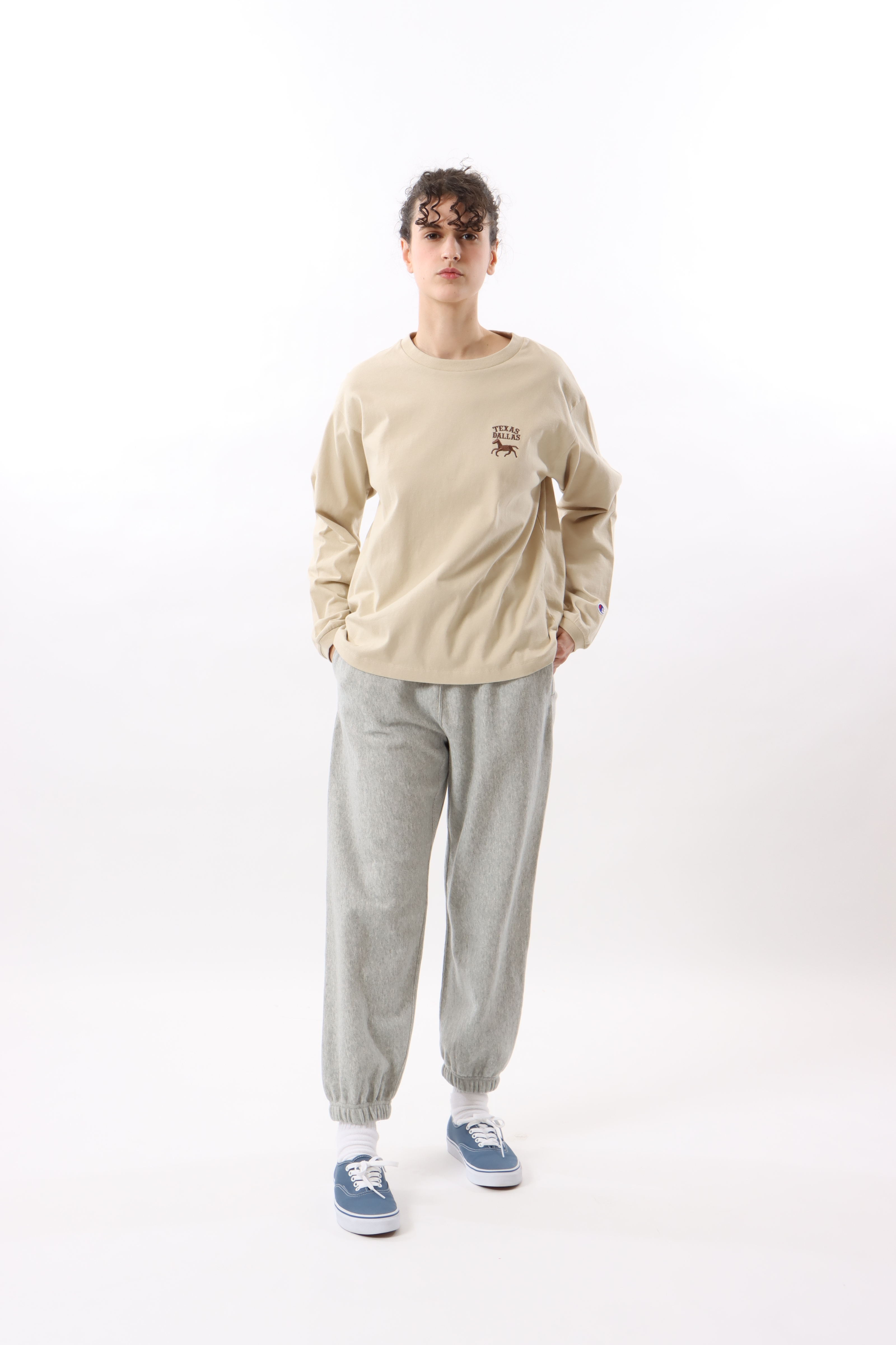 女款-CASUAL刺繡地名LOGO 長袖上衣-卡其（CW-W405-790）