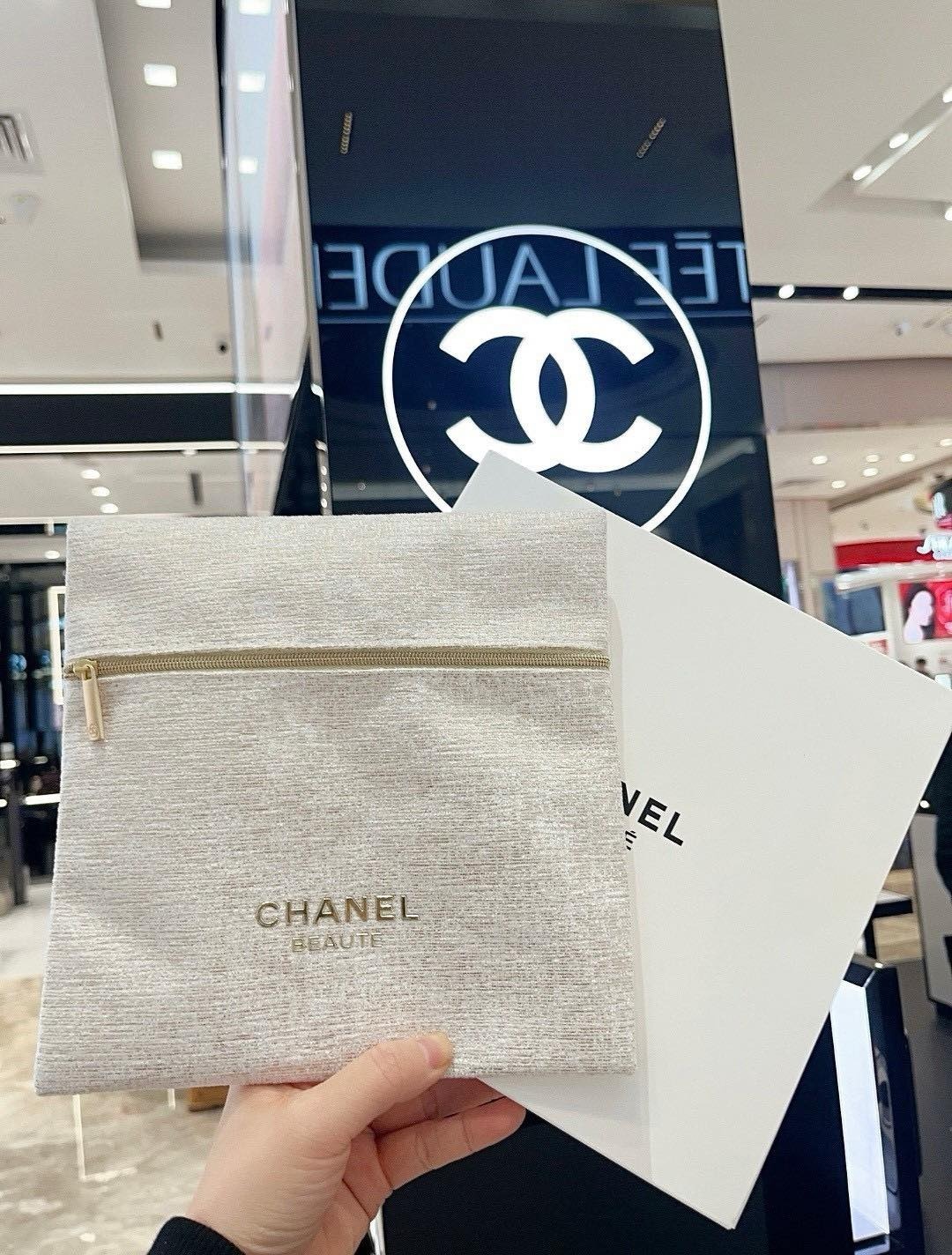 CHANEL 燙金限量收納包 (有盒)