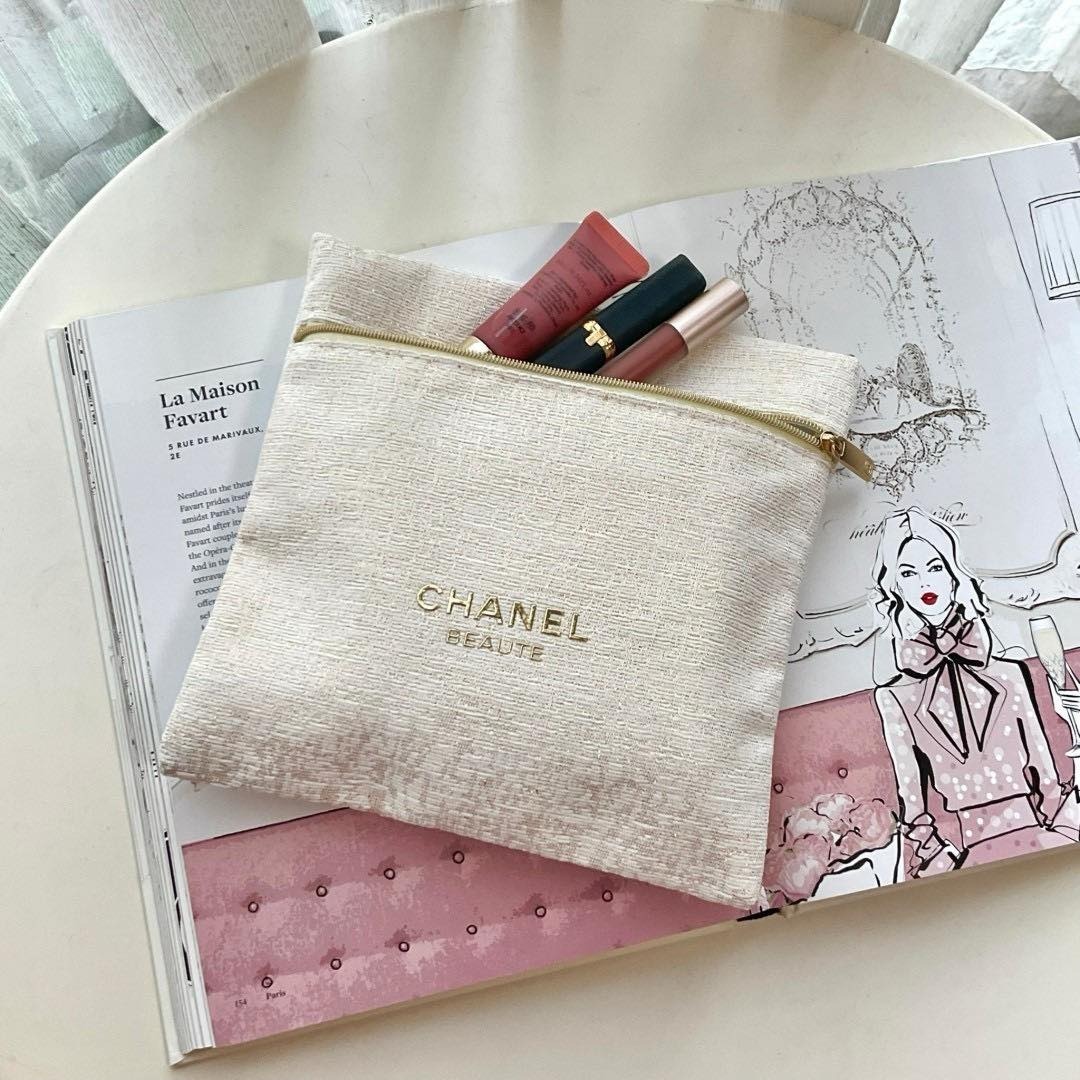 CHANEL 燙金限量收納包 (有盒)