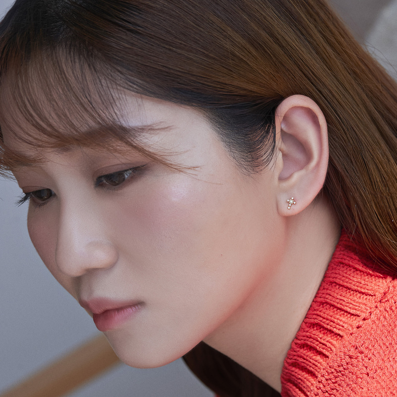 18K黃金精緻十字架造型鑽石耳環