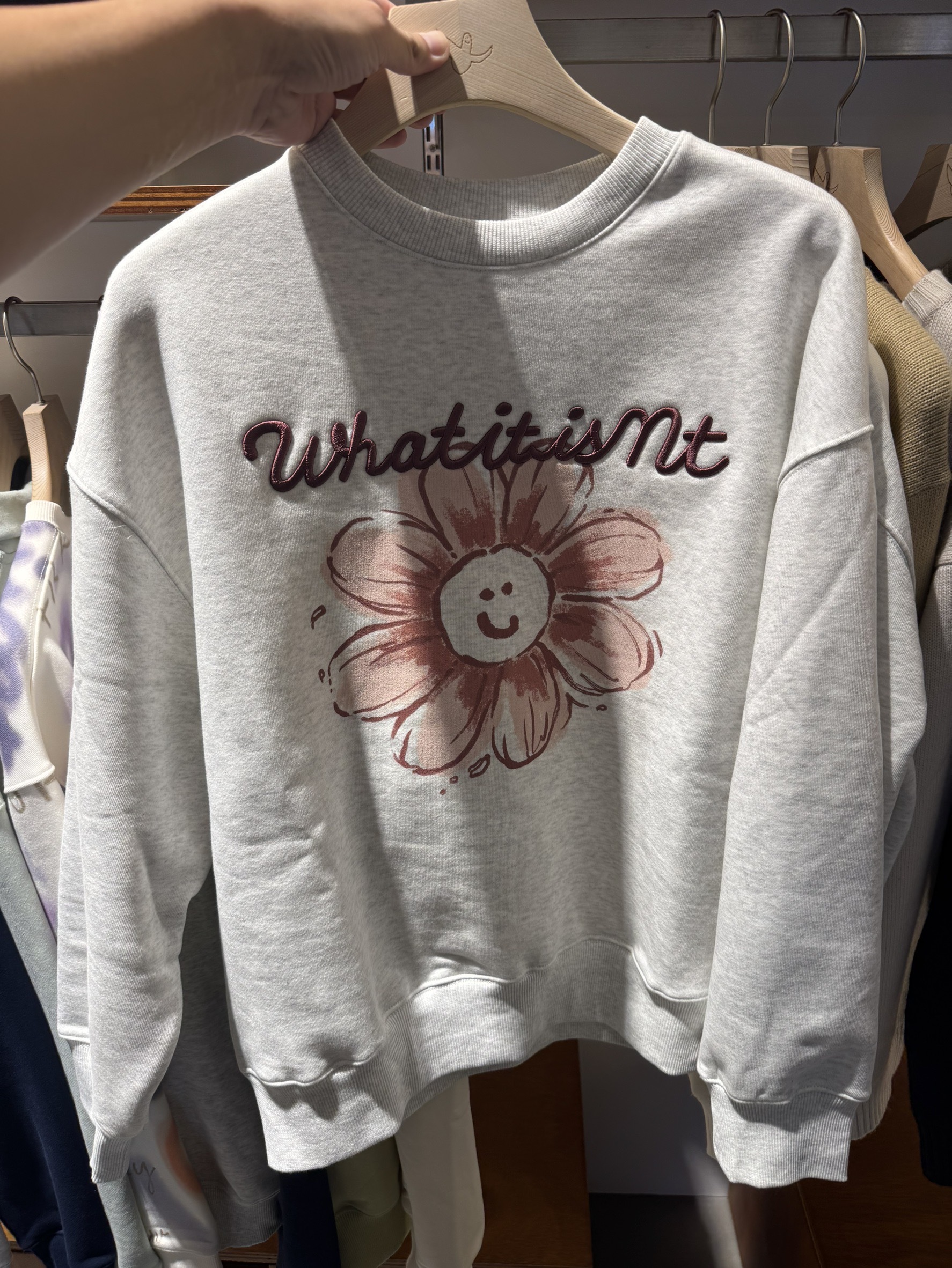 WHAT IT ISNT 花朵大學T