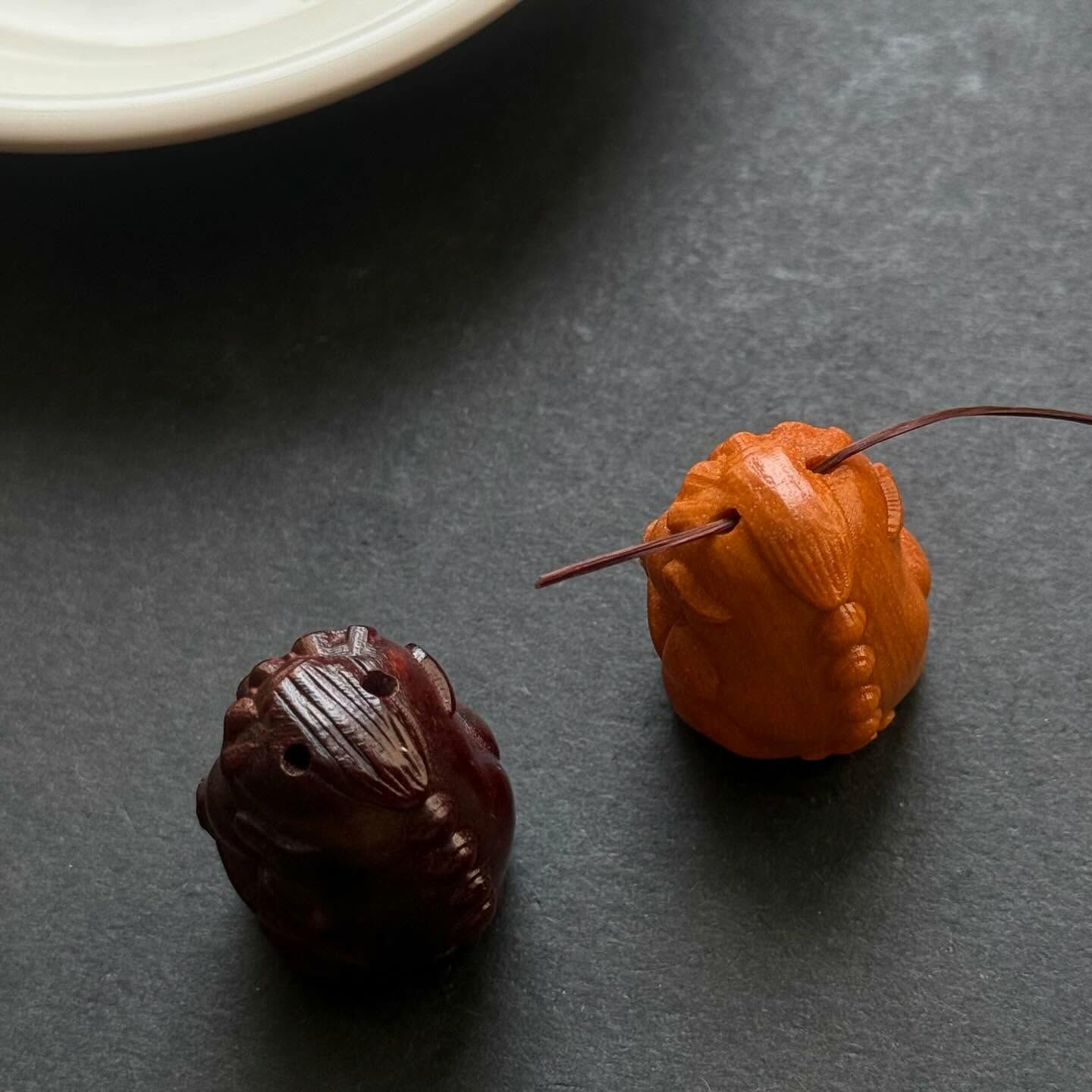 [原石] 檀木 吞金獸 通孔串珠配件