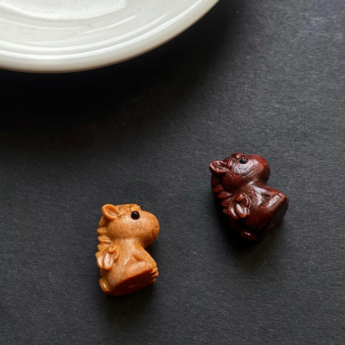 [原石] 檀木 獨角獸 通孔串珠配件