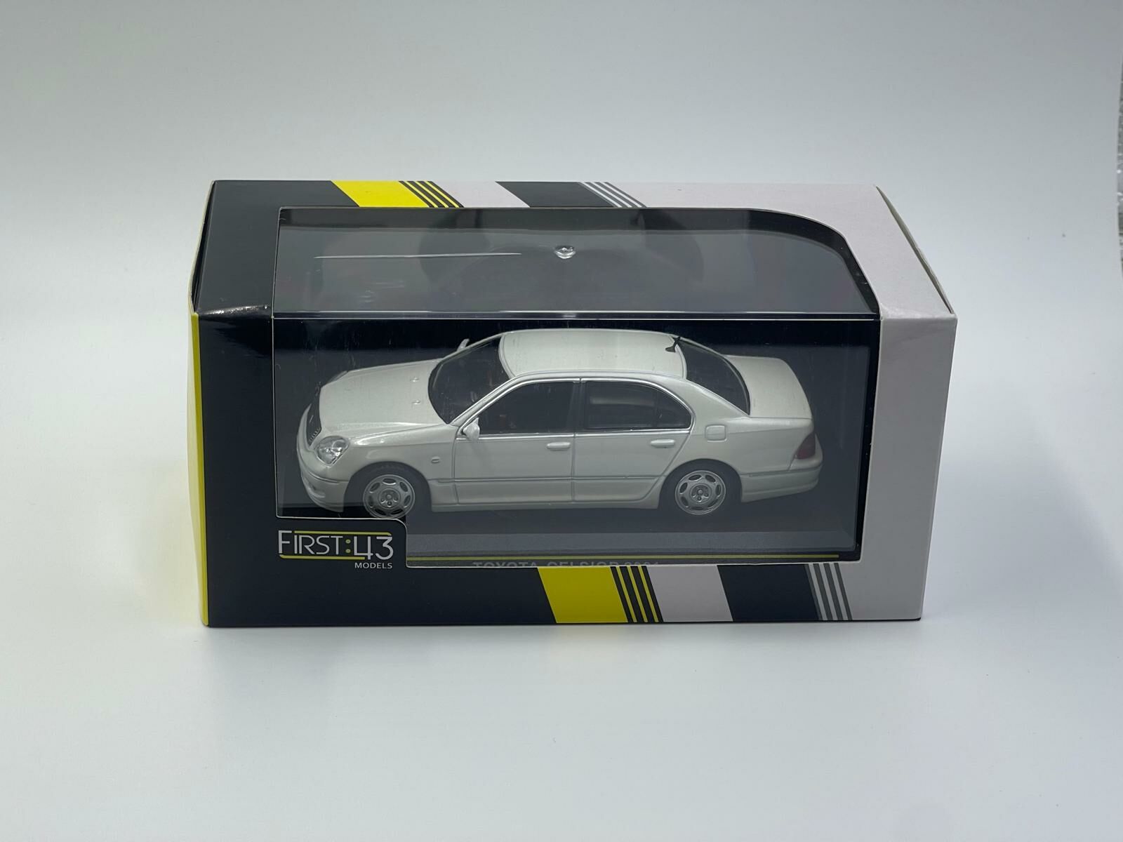 FIRST:43 1/43 TOYOTA CELSIOR 2001 PEARL WHITE