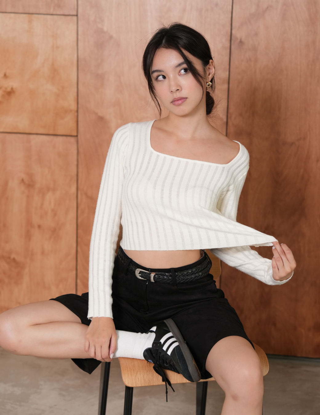 簍空設計方領上衣（杏白色）