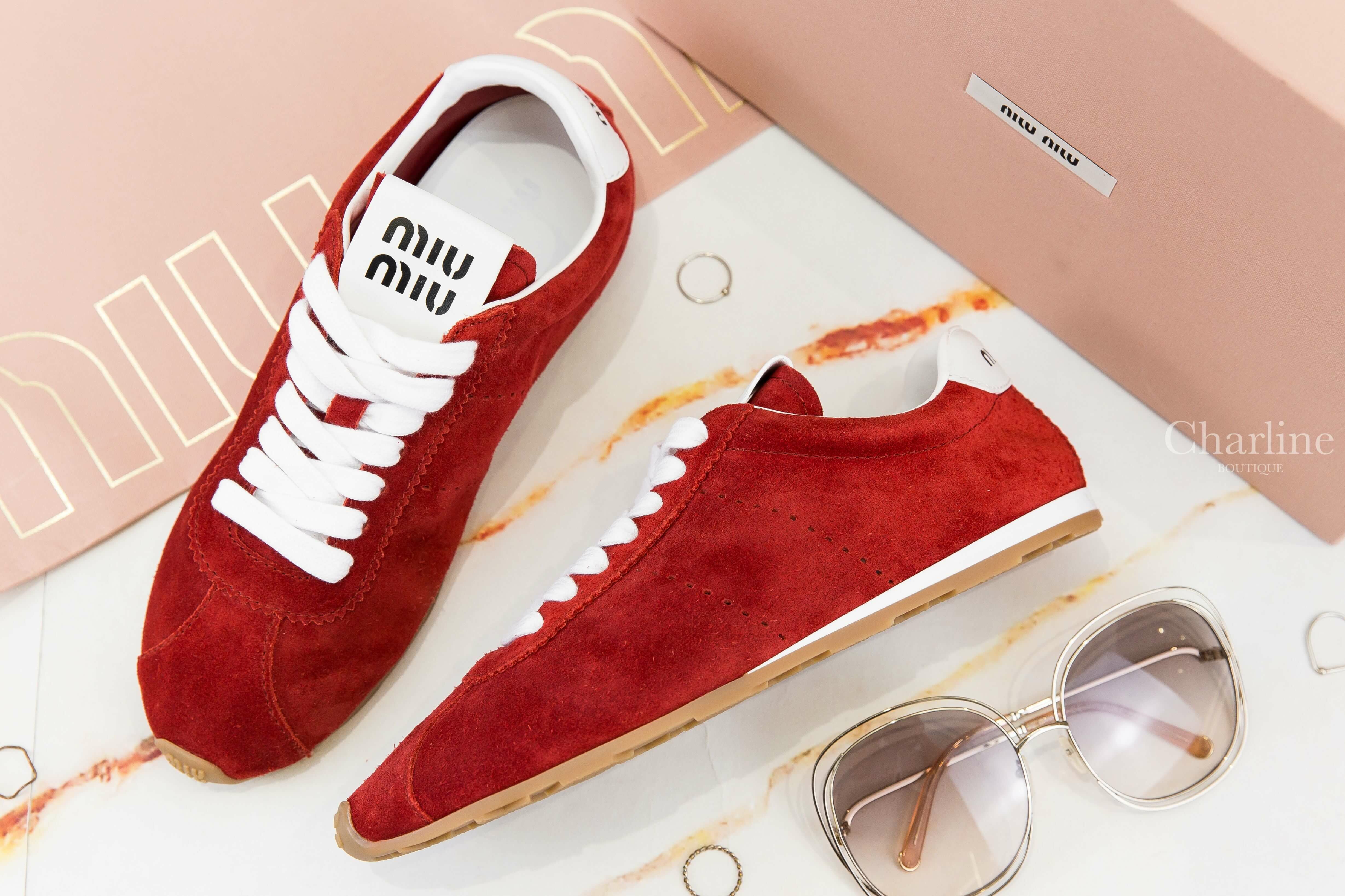 Miu Miu Plume Suede Sneakers 猩紅色麂皮棕白色皮革飾邊黑字運動鞋-Charline Boutique 精品代購