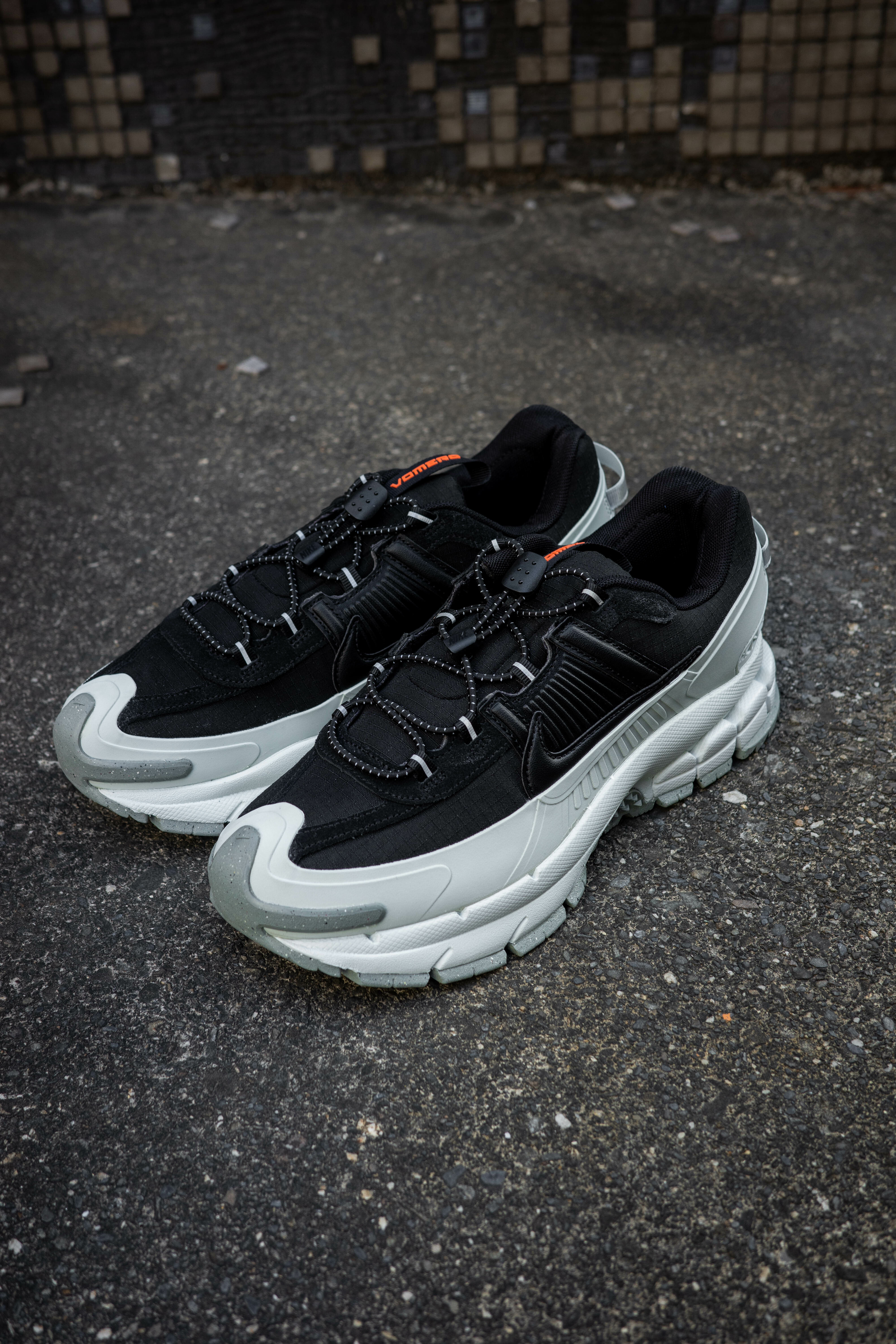 Nike zoom vomero roam 白黑 fv2295-001 增高 耐磨 異材質 拼接 栓扣式鞋帶 機甲