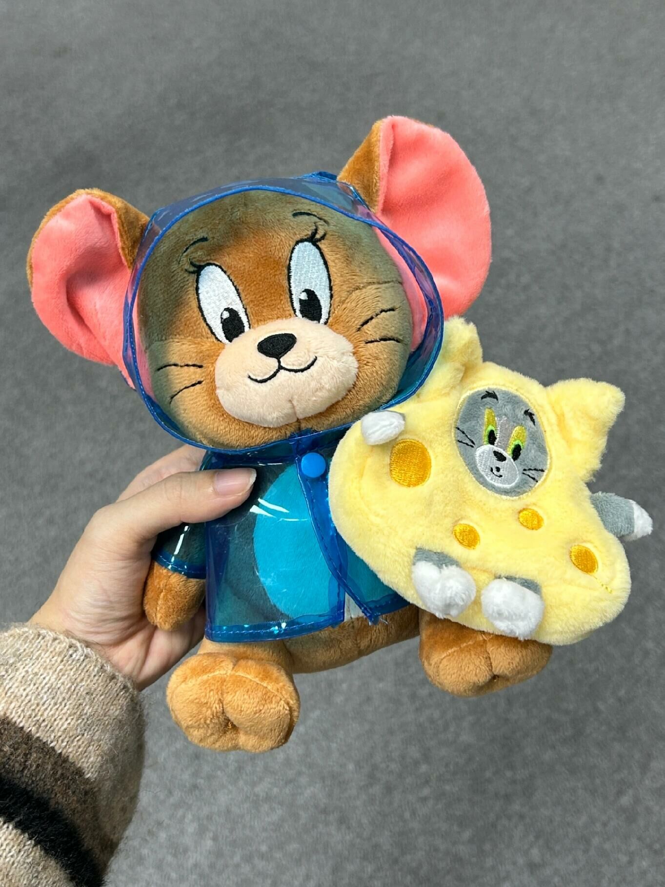 Tom and Jerry 湯姆貓與傑利鼠 正版授權 雨衣款毛絨公仔  娃娃 湯姆 傑利(任買兩件711免運)/預購
