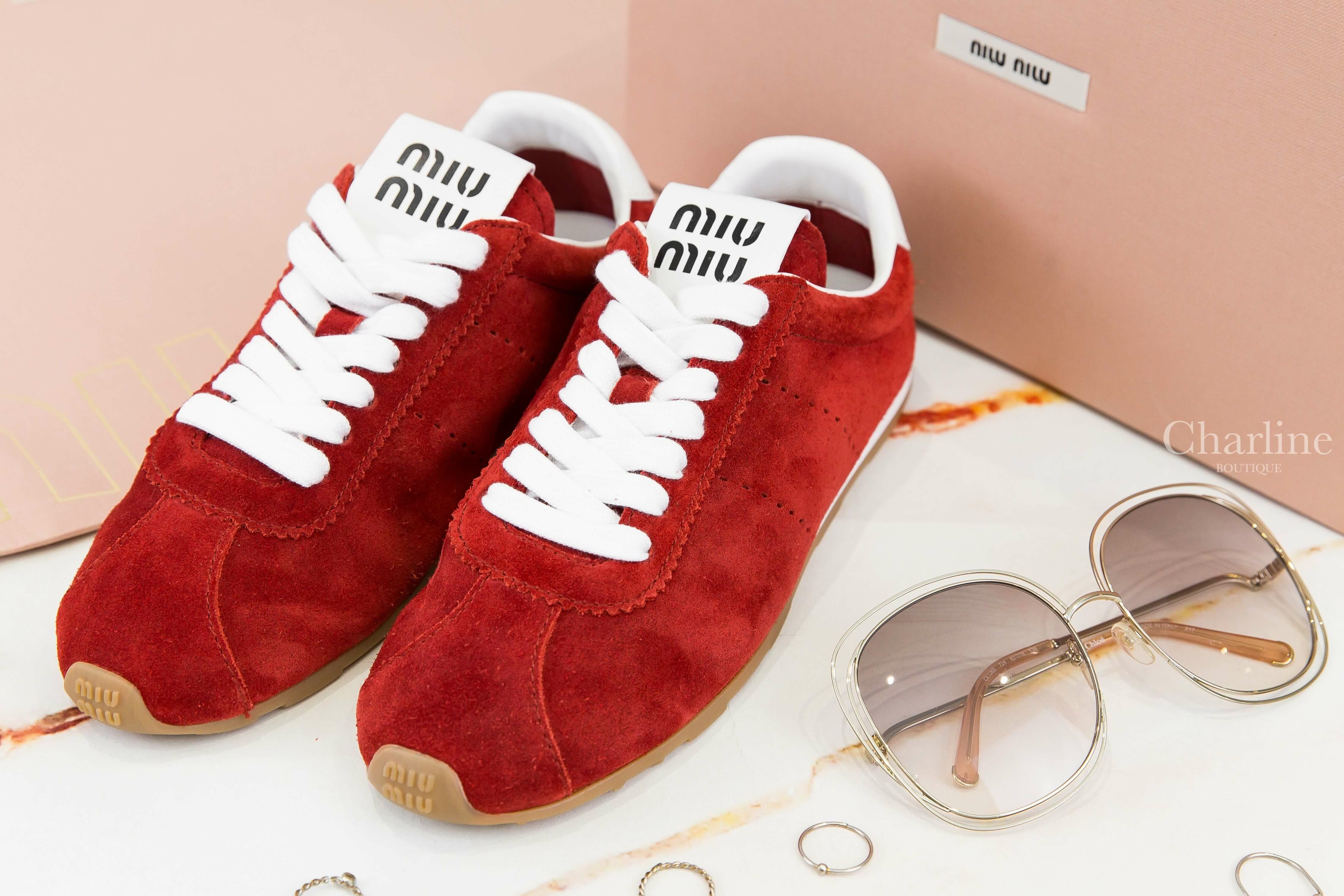 Miu Miu Plume Suede Sneakers 猩紅色麂皮棕白色皮革飾邊黑字運動鞋-Charline Boutique 精品代購
