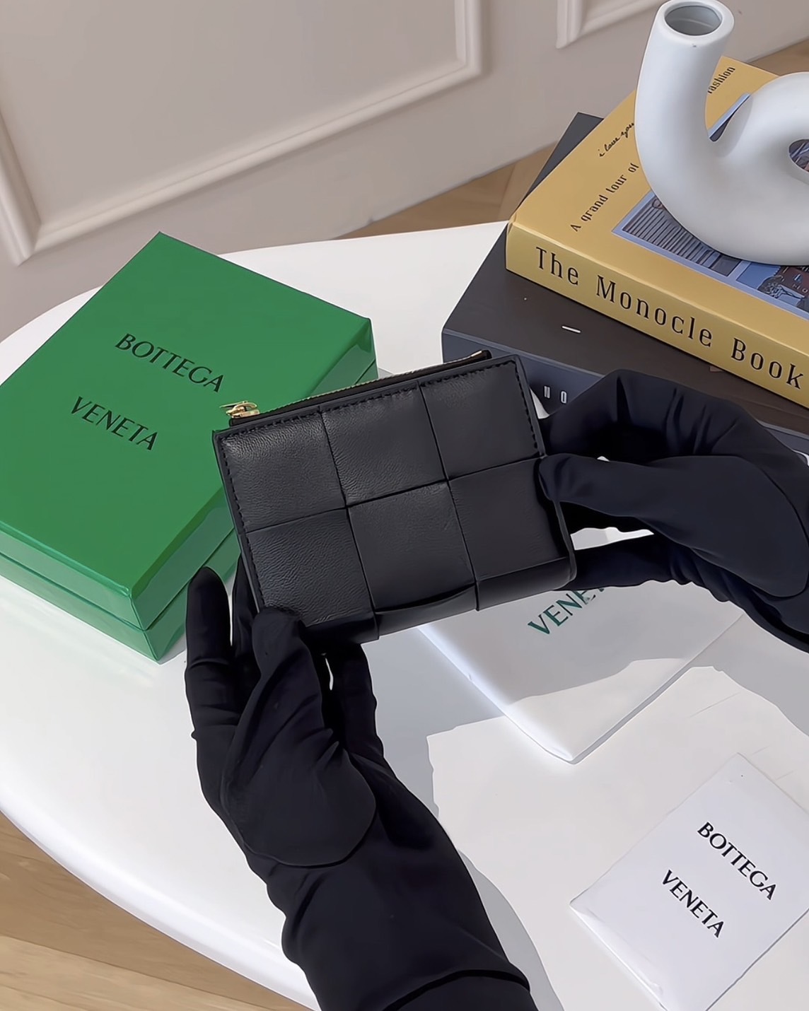 BV｜編織一字拉鍊對開短夾 黑色