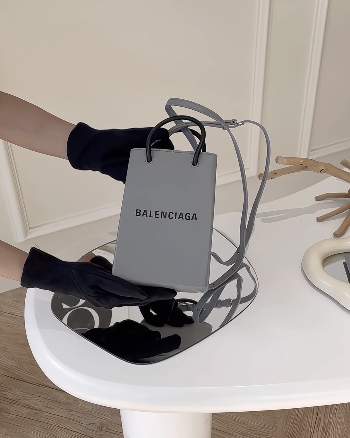 BALENCIAGA｜字母LOGO手機包 灰色