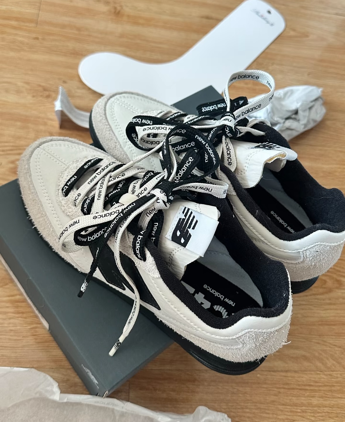 Niko and⋯x New Balance RC42 黑白 黑白Logo鞋帶 麂皮 灰白 黑底 URC42NAL/預購