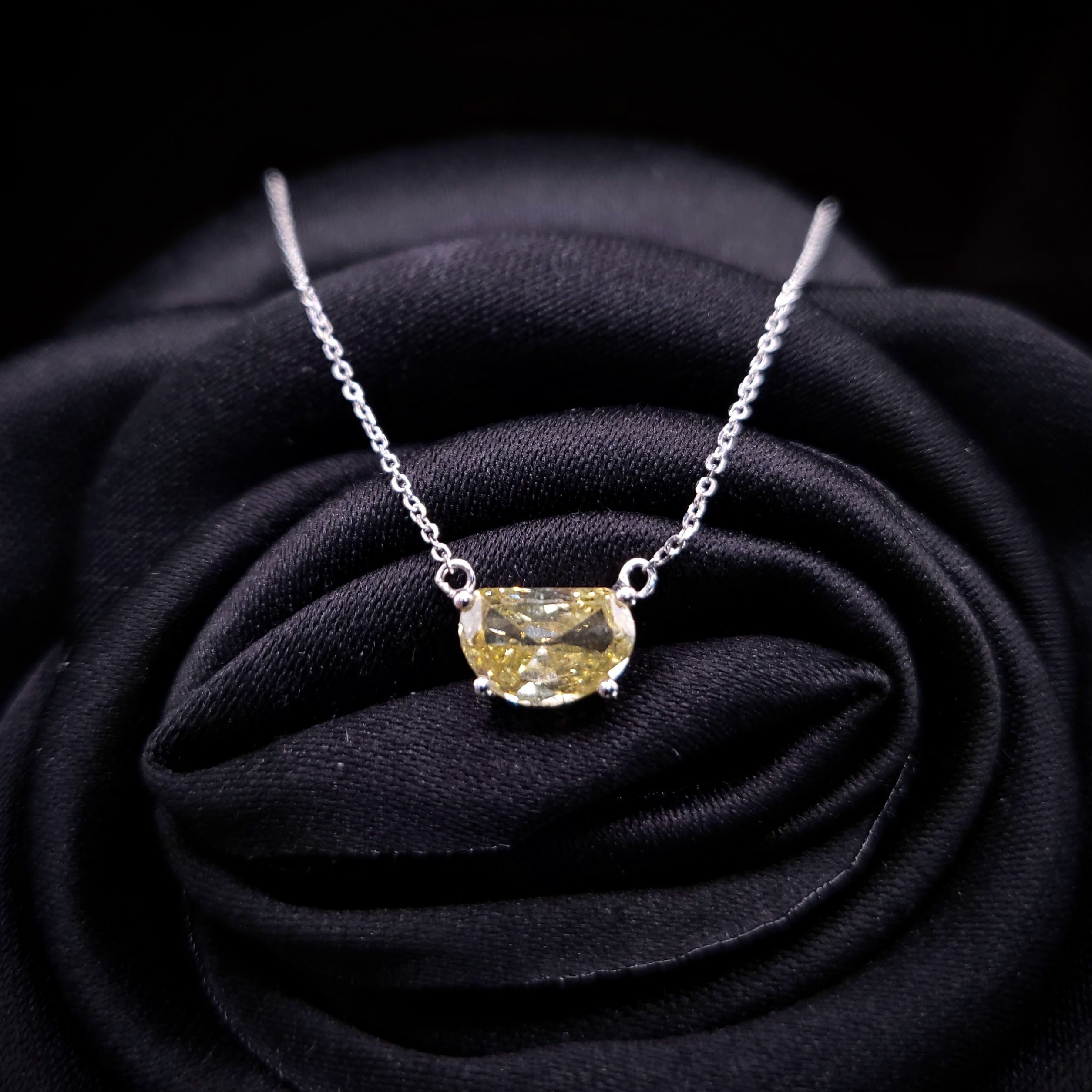 18K White Gold 0.77ct Fancy Yellow Green Diamond Necklace