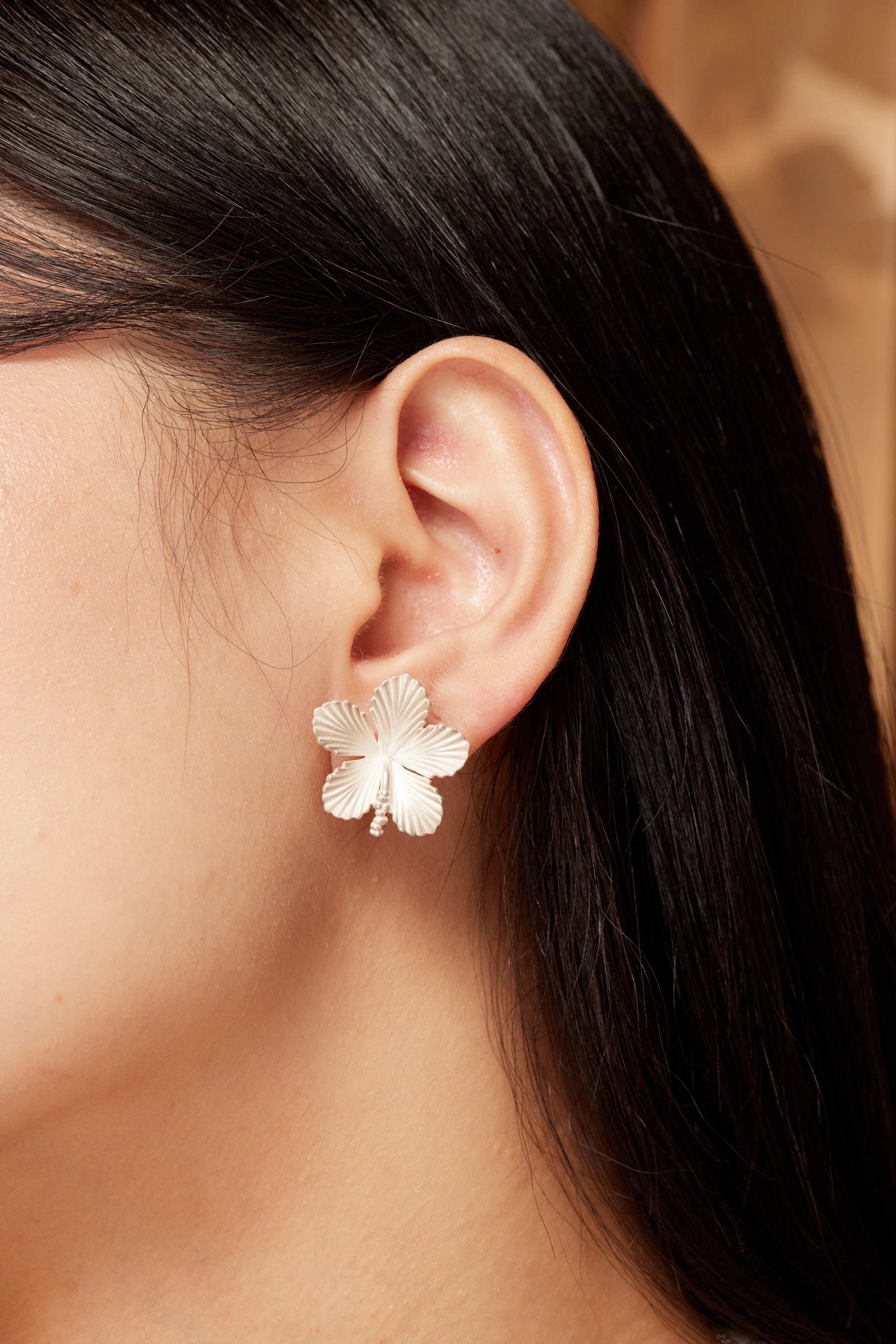 E1717  |  純銀小花霧面耳環