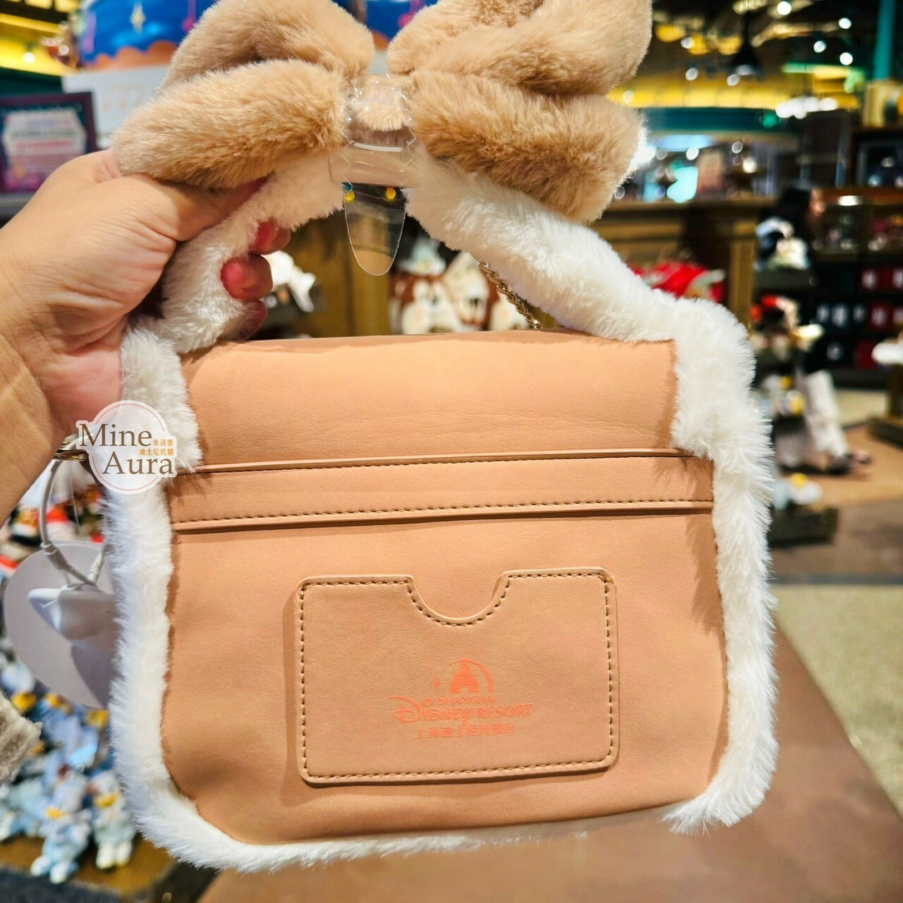 (限時特價) 2024 薑餅人系列 奇奇蒂蒂 Chip 'n Dale 毛毛滾邊設計 手提包 斜背包 -上海迪士尼樂園