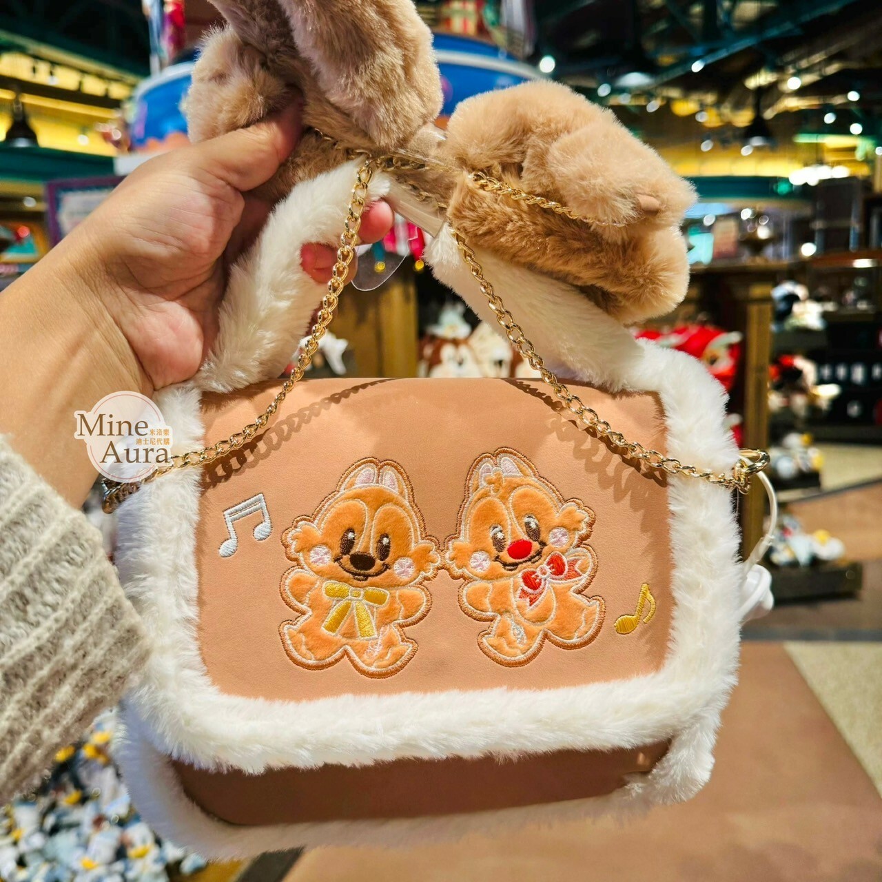 (限時特價) 2024 薑餅人系列 奇奇蒂蒂 Chip 'n Dale 毛毛滾邊設計 手提包 斜背包 -上海迪士尼樂園