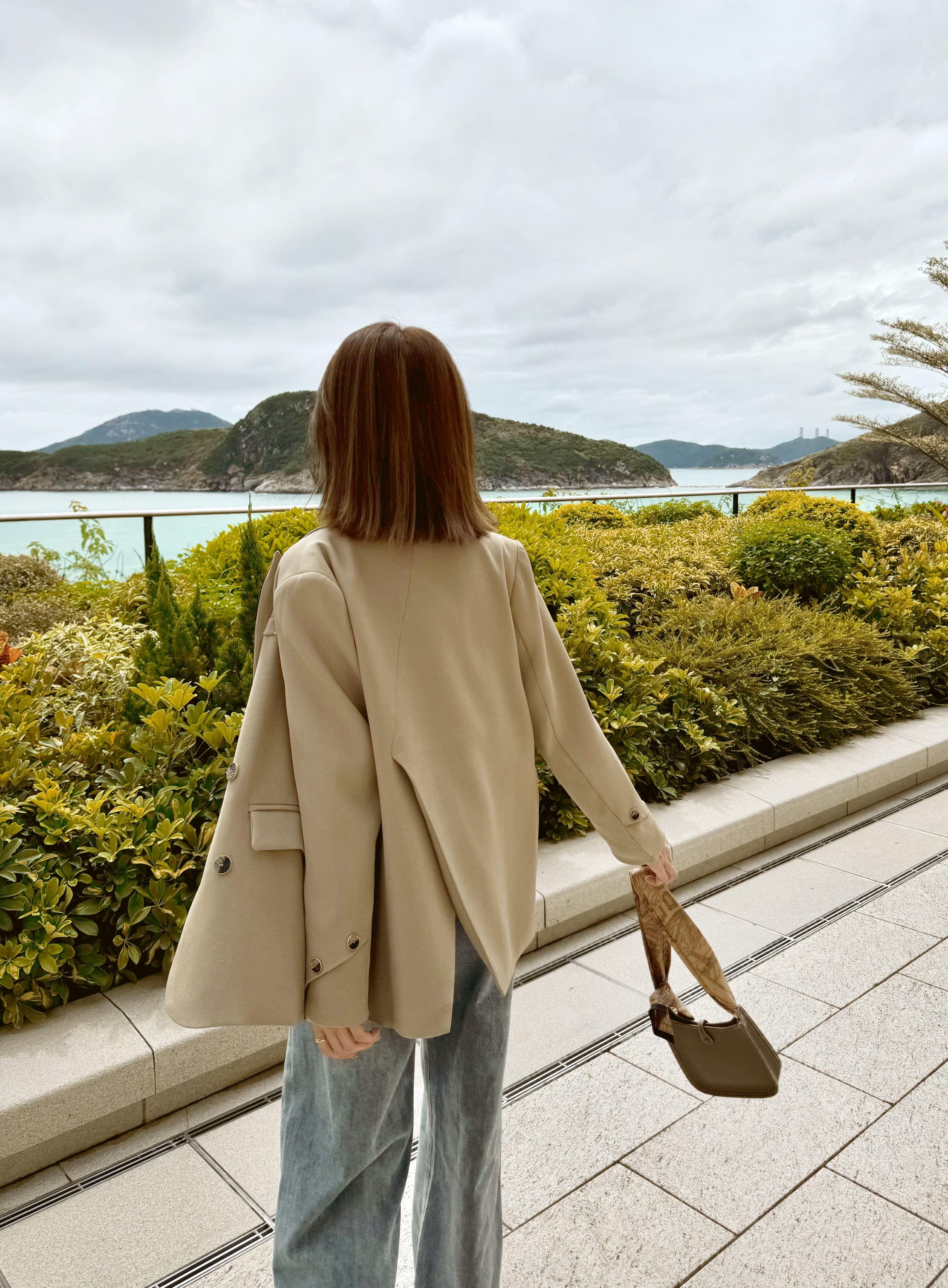 Tailored Asymmetric Back Slit Blazer_BZ2410L01